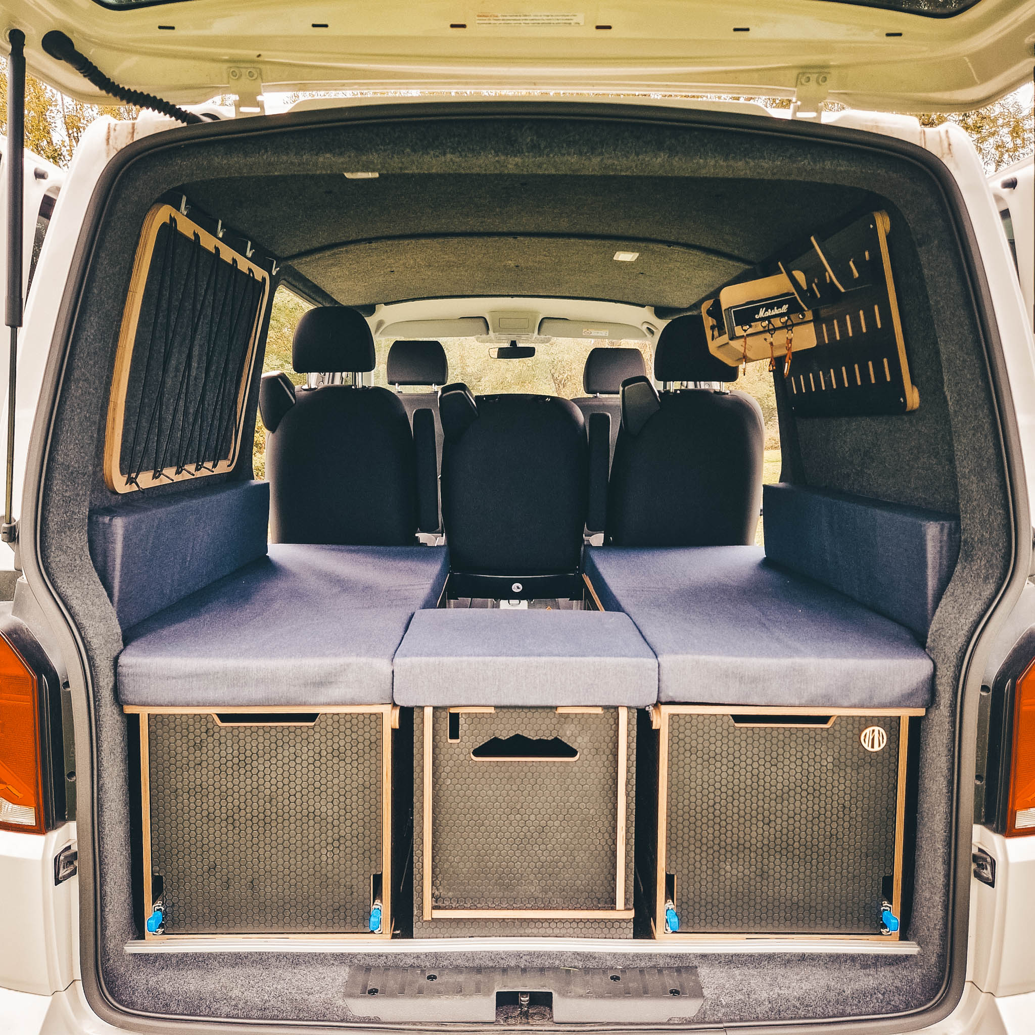 The perfect family set-up on a T6 SWB: 5 seats, full width bed and loads of storage 👌
- Assynt 1400x400 with cook and storage drawers
- 2x400mm flip up extensions to create a full width, 180cm long bed
- Thunderbox storage
- Nooks board + Dookit wall storage + Cowabunga (with two extensions)
- Navy upholstery
#vanaménagé
#t6camper
#t5camper
#vwcampervan
#vanausbau
#t6campervan
#vanconversion
#vanconversionideas
#vanconversionproject
#vanlifediaries
#volkswagen_combi
#volkswagentransporter
#amenagementvan