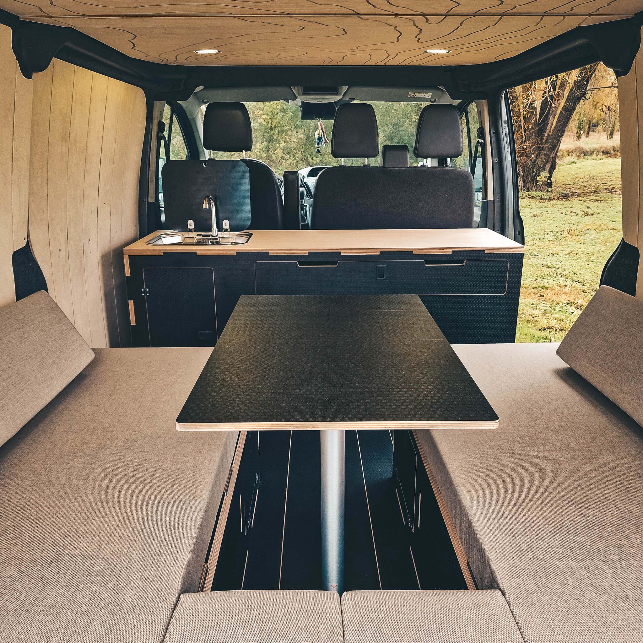 🇫🇷 Parce que chaque projet est spécial et unique, nous créons des aménagements originaux selon vos besoins.
Ford Transit Custom L1, meuble cuisine sur mesure avec four, évier et réserves d'eau.
Habillages, plancher et banquette Assynt 1400 complètent cet intérieur optimisé.
🇬🇧 Bespoke kitchen pod for a 3-star Michelin chef and outdoor lover. Complemented with our birch ply interior panels and Assynt sofa and bed unit.
#vanaménagé #vanconversion #transitcustom #transitcustomcamper #transitcustomconversion #vanlifefrance #outdoorcooking #camperlife #camperlifestyle #campervanlicious #campervanlifestyle #agencementinterieur #vanausbau #t6camper #vwcamper #homeiswhereyouparkit