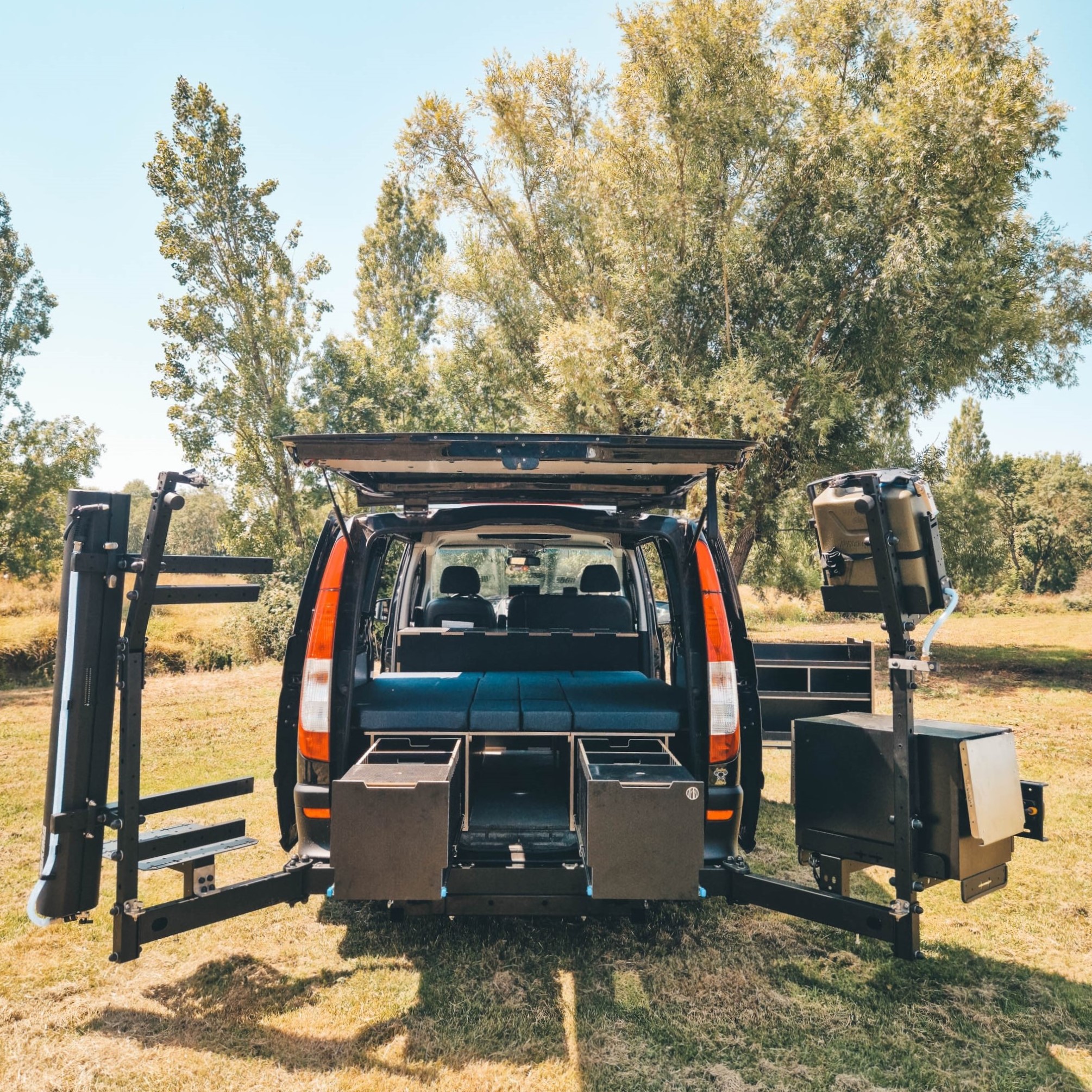 🇫🇷Mercedes Vito version outdoor!
Assynt 1400 combiné à notre cuisine Bruich Outdoor pour profiter au maximum des espaces extérieurs. Couchage de 180x150cm grâce à l'extension peigne et l'extension rétractable.
Porte-matériel @skep.life
Découvrez nos solutions d'aménagement sur notre site internet, lien en bio.
🇬🇧Outdoor adventure at its best!
Assynt 1400 bed system + Bruich Outdoor kitchen pod combo is a perfect setup to enjoy epic van adventures.
This is a LWB Mercedes Vito and this setup will work in most SWB vans such as VW T5/T6 or Ford Transit Custom.
Get in touch now to start your adventure, link in bio.
#vitocamper #vitocampervans #vitocamperlife #vitocamperausbau
#campervanadventures #campervanlicious #fordtransitcustomvan #vanlife #campervanconversion #vanconversionproject #outdooradventures #adventurevan #vanamenagé #vanlifecommunity #vantravellers #vanlifemovement #transitcustomconversion #vanamenage #vwt5 #t6camper #t6campervan #homeiswhereyouparkit #AdventureMobile #TravelVan #HomeOnWheels