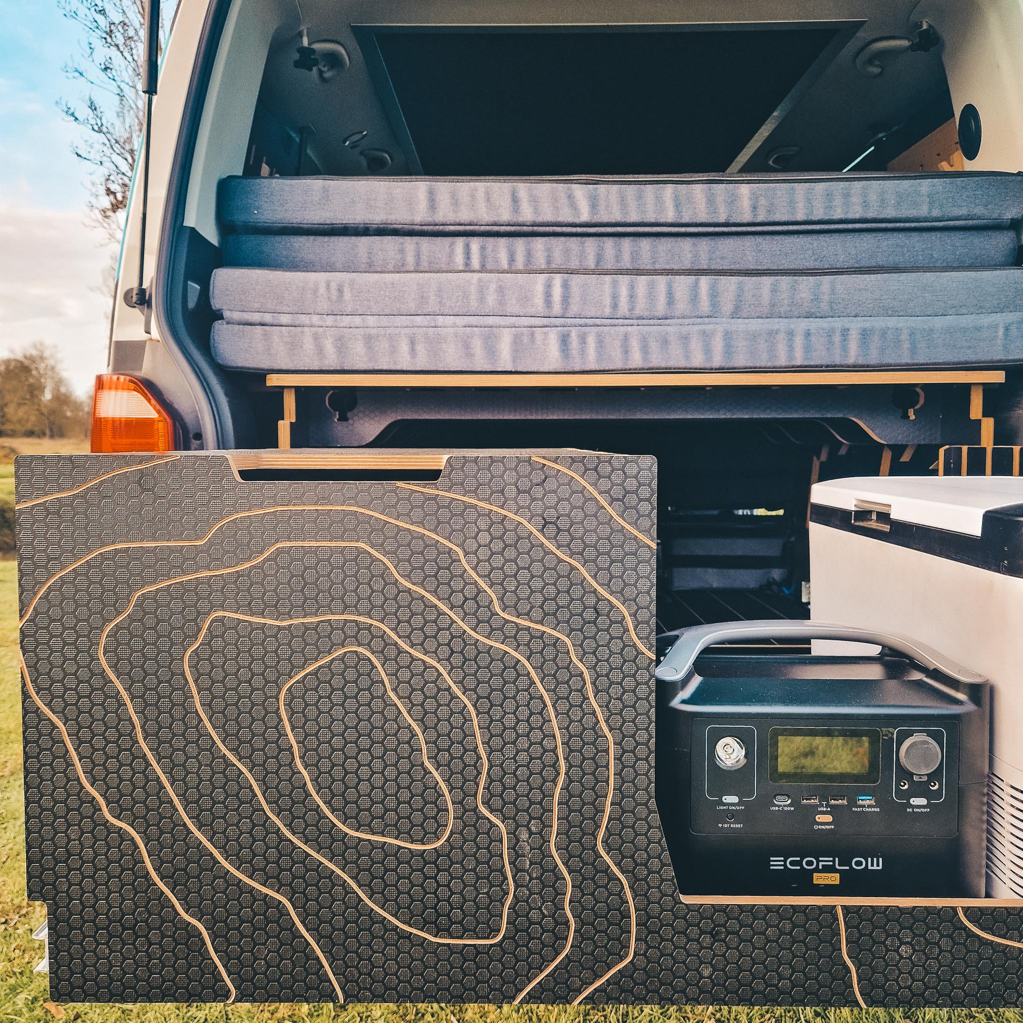 🇫🇷 Préparez vos prochaines vacances en famille 👨👩👧👦 !
Cet aménagement sur base de VW T6 Caravelle L2 sera idéal pour une famille de 4 ou 5 personnes. Ce van est équipé d'un toit relevable, la tente de toit convient aussi parfaitement.
L'aménagement se compose de:
- Banquette CUILLIN avec tiroir coulissant sur mesure
- Meuble transversal BRUICH CORBETT, largeur 45cm
- Cuisine BRUICH BOCSA
- Table avec pied
Cet aménagement convient également pour des vans similaires tels que Trafic Combi L2.
Aménagements amovibles fabriqués en France, lien en bio pour créer votre van aménagé selon vos besoins.
🇬🇧 Get ready for unforgettable family holidays !
This set up is ideal for families of 4 or 5 people with indoor dining space and plenty of storage space. This VW T6 Caravelle LWB is fitted with a pop up roof, other sleepling options work equally well (e.g. rooftop tent).
This build features:
- CUILLIN bed unit with bespoke sliding drawer
- BRUICH CORBETT storage unit with extending drawer
- BRUICH BOCSA kitchen pod
- Table and led system
This set up will work on similar van layouts such as Renault Trafic Combi LWB.
Get in touch now to build your dream family van, link in bio.
#vanaménagé
#family
#campervanlicious
#campervanconversion
#fourgonaménagé
#vanlifebelgium
#vanfamillefrance
#vantrip
#homeiswhereyouparkit
#vwcampervan
#diycamperconversion
#vanlifefrance
#vwcamper
#vwcaravelle
#vwcaravellecamper
#vwt6camper
#vwt6campervan