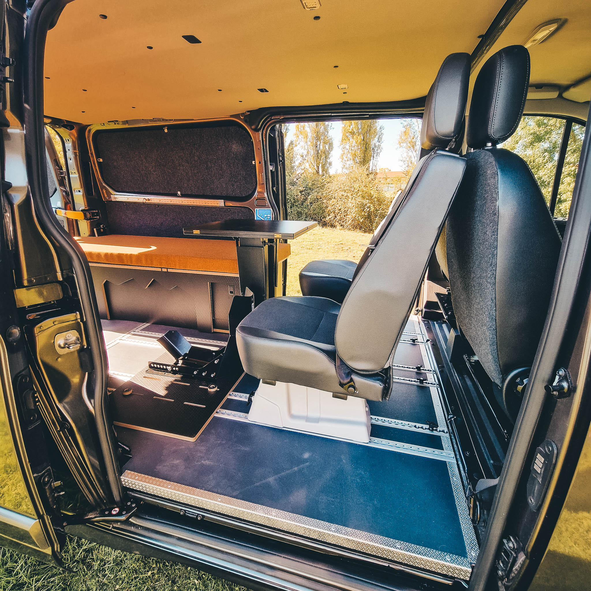 🇫🇷 Commande spéciale pour ce Ford Transit Custom L2 avec création d'un support déporté pour sabot moto.
Aménagement intérieur avec lit peigne Torridon 1800x406mm et Clachan 1200x465mm, sellerie Harris Tweed Burnt Orange.
🇬🇧 Special order for this Ford Transit Custom LWB with a custom made wheel choke support that bolts directly into the seat rails.
Perfectly complimented with our Torridon (1800x406mm) and Clachan (1200x465mm) combo for a comfortable trip to your favorite motorbike racetracks.
#transitcustomcamper
#fourgonaménagé
#vanconversion
#vanausbau
#amenagementvan
#diycamperconversion
#vanlifediaries
#vanaménagé
#campervanconversion
#vanlifecommunity
#campervanlicious
#vanconversionideas
#transitcustomconversion
#fordtransitcustom
#transitcustom