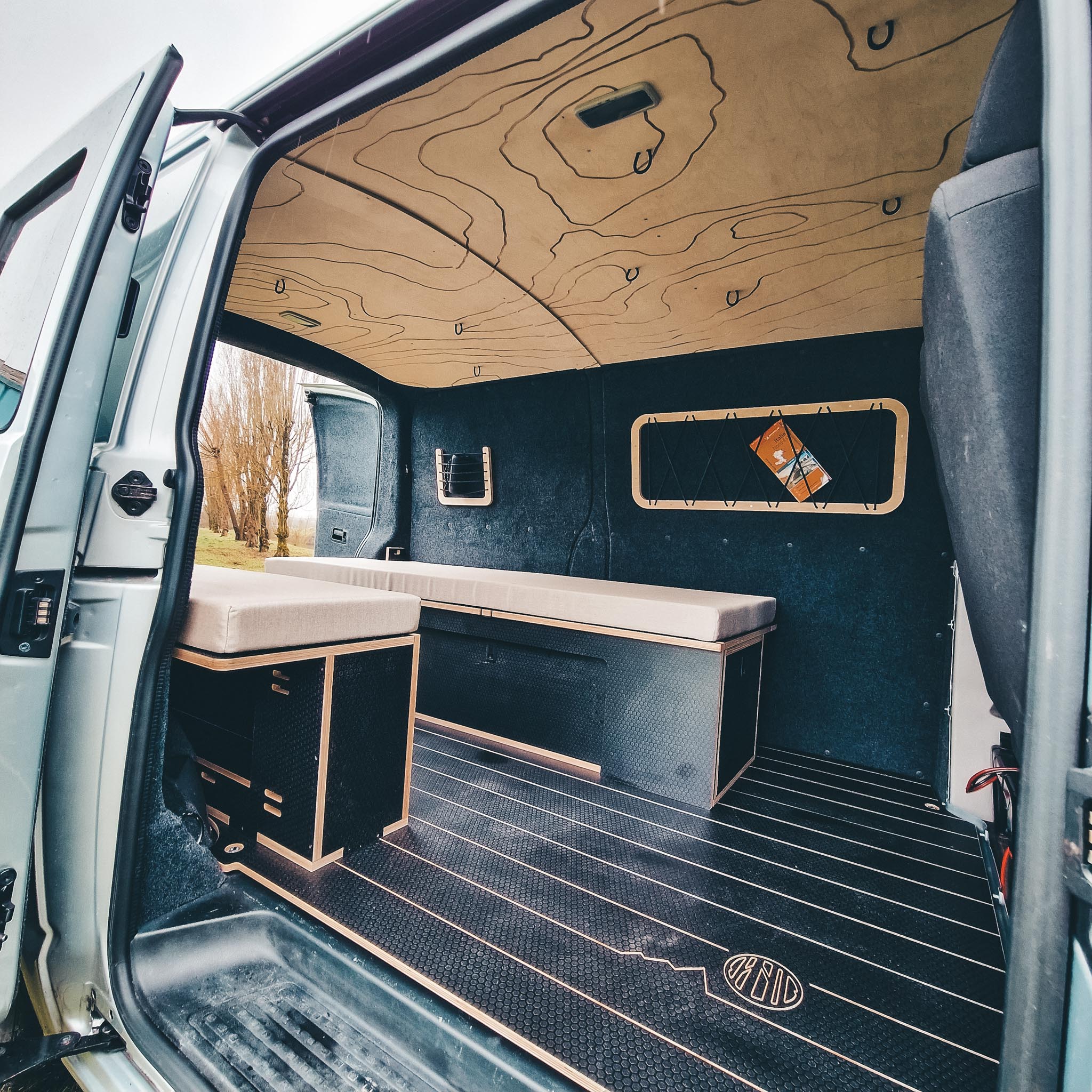 Aménager son van tel qu'on l'imagine, c'est le premier pas vers la liberté. Nous proposons des solutions à la carte car chaque projet est unique.
VW T6 Court aménagé avec nos produits standards:
- Lit peigne Schiehallion, version 1900x406
- Meuble passage de roue Clachan, version 1400x406
- Plancher Urlar
- Plafond Adhar avec crochets de suspension
- Filets de rangement Cowabunga et Bunga Bungee
- Sellerie gris standard
Contact et renseignements sur notre site internet ou par email, lien en bio.
#VanLifeCommunity
#campervanlifestyle
#t6camper
#campervanideas
#campervanconversion
#campervanlicious
#diycamperconversion
#VanLifeDreams
#VWCamper
#VanConversion
#vwcamper
#vwt5
#homeiswhereyouparkit
#vanconversion
#amenagementvan
#vwt6camper
#vanamenage
#Vanlife
#projectvanlife
#vwbuslife
#vanlifeexplorers
#vanamenagé