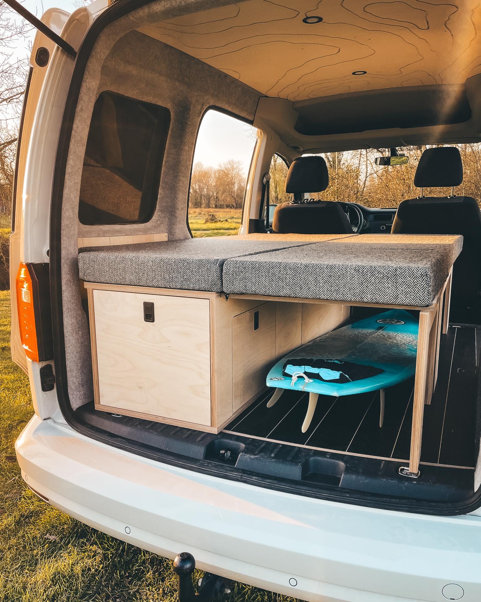 Sunday vibes.....
Schiehallion bed in natural birch finish
Harris Tweed Black & White Herringbone upholstery
Roof and walls
Black Hexa floor
6'0" Erik Arakawa surfboard
#vwcaddy
#caddycampervan
#surfvan
#surfvanlife