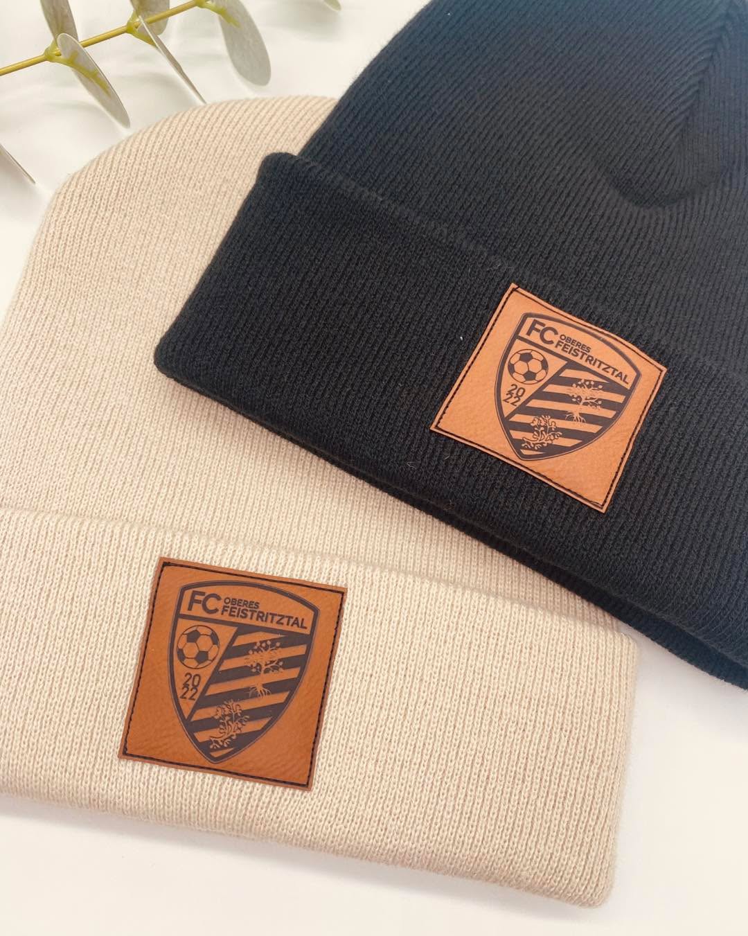 ⚽️❄️ Individuell und stylisch – Mützen mit Gravur! ❄️⚽️
Vor kurzem durfte ich für ein paar Spielerinnen des FC Oberes Feistritztal diese individuellen Mützen mit graviertem Lederlabel anfertigen. 🧢✨ Ein kleines, aber besonderes Highlight, das nicht nur für warme Ohren sorgt, sondern auch einen Hauch von Teamspirit ausstrahlt.
💡 Das Beste:
Solche Mützen könnt ihr für jeden Verein oder jede Firma bei mir bestellen – personalisiert mit eurem Logo oder Wunschdesign! Egal ob als Geschenk, für ein einheitliches Auftreten oder für die kalte Jahreszeit, ich gestalte sie genau nach euren Vorstellungen.
🎯 Danke für diesen tollen Auftrag – es hat großen Spaß gemacht!
#PersonalisierteMützen #Lederlabel #HandmadeFashion #WinterAccessoires #BeanieStyle #CustomBeanies #Vereinsbekleidung #TeamWear #LogoDesign #KreativVeredelung #HandmadeAustria #Unikate #FashionAccessories #WinterMode #IndividuelleGeschenke #StylishAndWarm #CustomApparel #Branding #FashionDesign #Handcrafted #MützenMitLogo #PersonalizedGifts #CustomHeadwear #FashionStatement #WinterEssentials #ArtisanCrafted #UniqueDesigns #FashionInspo #HandmadeWithLove #CustomMade
Personalisierte Mützen mit Lederlabel, Handgefertigte Beanies mit Logo, Individuelle Winteraccessoires, Vereinsbekleidung personalisieren, Custom Beanies mit Gravur, Handmade Fashion aus Österreich, Kreativ Veredelung Vorau, Unikate für Vereine und Firmen, Stylische Mützen mit Lederetikett, Wintermode Accessoires personalisiert, Handgemachte Modeaccessoires, Beanies mit Gravur, Vereinsgeschenke individuell, Firmenbekleidung personalisieren, Winteraccessoires handmade, Logo auf Mützen gravieren, Personalisierte Mode, Individuelle Accessoires, Custom Headwear, Lederlabel Mützen Design.