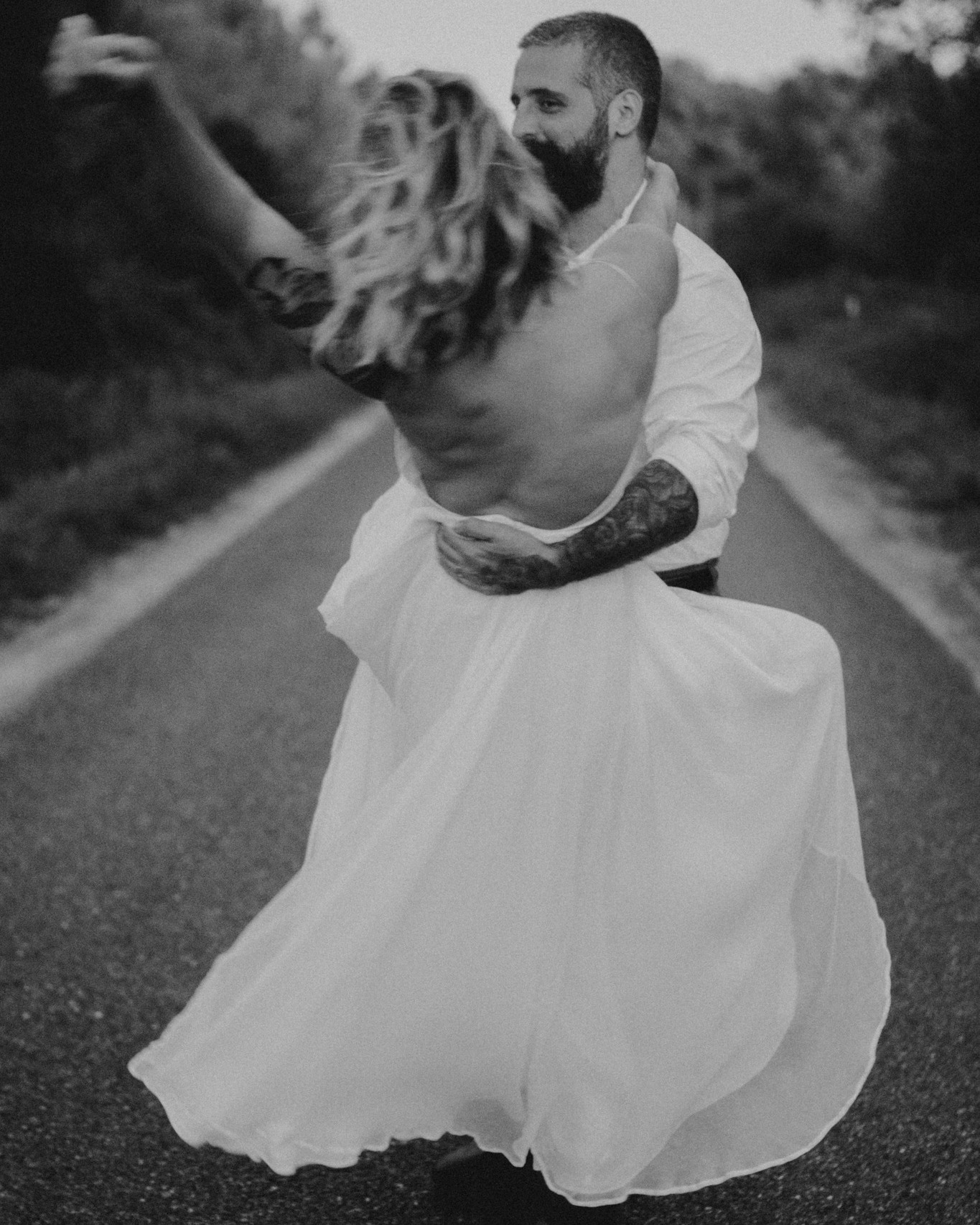 • 𝕍𝕀𝕍ℝ𝔼 :: 𝚎̂𝚝𝚛𝚎 𝚟𝚒𝚟𝚊𝚗𝚝
• Verbe transitif et intransitif
• Profiter de la vie de manière complète et entière, en s'engageant pleinement dans chaque expérience, en savourant chaque moment, et en cherchant à tirer le maximum de joie, de satisfaction, et de signification de la vie quotidienne.
• Exemple : "Pour vivre pleinement, il faut embrasser chaque jour comme un cadeau."
------
• LIVE :: BE ALIVE
• To enjoy life completely and fully, by engaging wholeheartedly in each experience, savoring every moment, and striving to derive the maximum joy, satisfaction, and meaning from everyday life.
• Example: "To live fully, one must embrace each day as a gift."
#lovers #rocknrokkbride #brideandgroom #inkedcouple #wonderlandes #love
📷 @harlenahiard