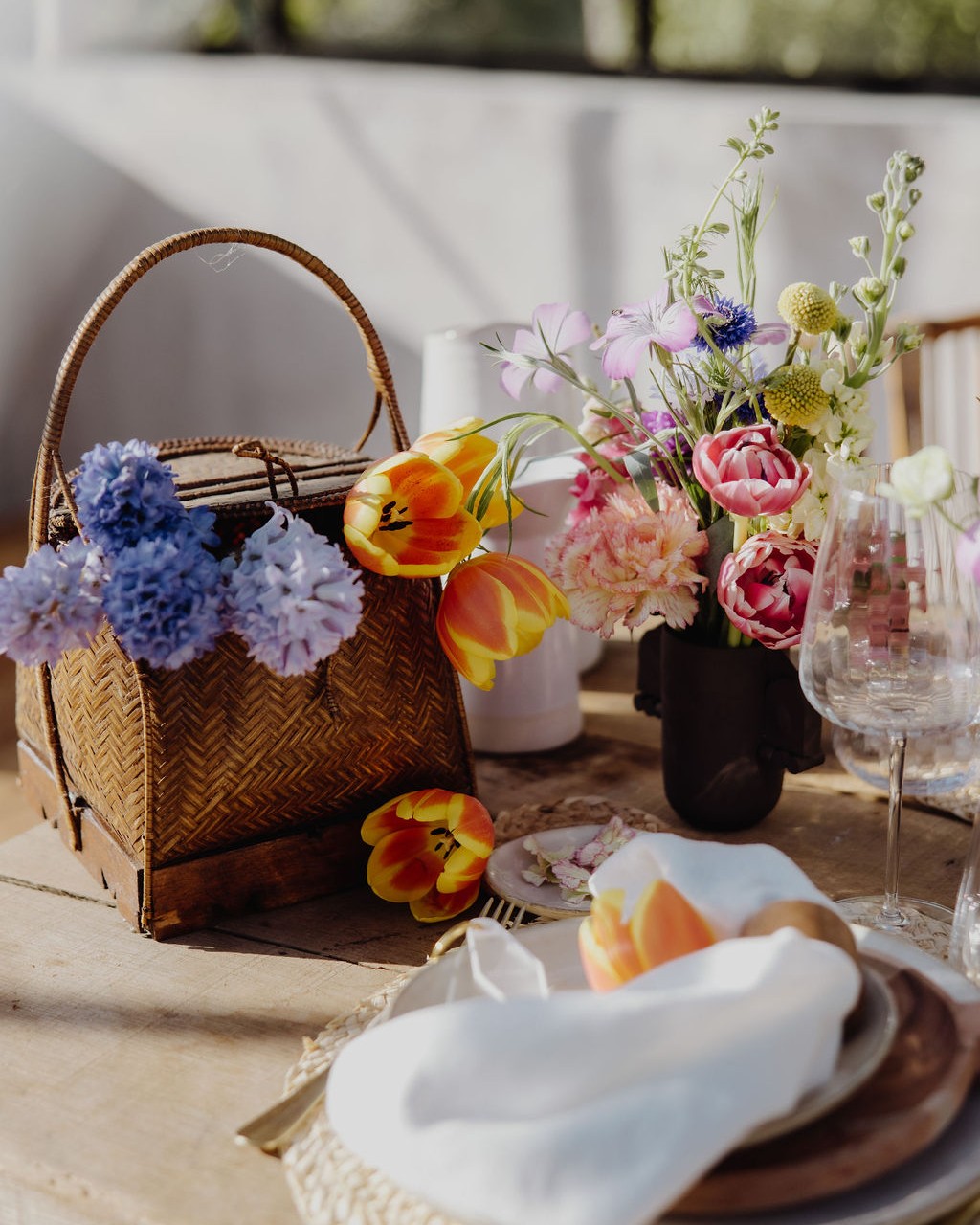 • 𝙵𝚊𝚗𝚌𝚢 𝚍𝚎𝚝𝚊𝚒𝚕𝚜
• Tu penses que ne ce sont que des fleurs, mais les yeux les plus poétiques ressentent : une atmosphère, un souvenir, une couleur emplie de sens, le prénom d'une personne chère, un parfum précieux.
• Ce jour là, les pétales étaient nombreux, entre délicatesse, textures et énergie. Un doux résumé du travail méticuleux et engagé que nous a offert @mon.aloha
• Alors ? Vous prendrez bien une dose de détails ?
📷 @emilieeychenne
• Avec ☀️ @opetitbonheur64 🏺 @benja___main 💛 @charlotterecoq @macdjone
🍿 @feelgoodmovie.fr 👰🏼♀️ @madameestcouturiere
🎀 @elodiecourtat 💋 @cindyaddict64
👗 @loela_boutique 🕶️ @maisondaignas @andywolfofficial 💍 @naam_joaillerie
🍽️ @casashops_france @casashops 💌 @ysalabel
🍹 @mlaboum 🌴 @nathlaucreations
🏁 @npa_evenements 🪑 @les_receptions_de_julia
🌊 @sweetiesstore.fr
------
• You might think they’re just flowers, but the most poetic eyes perceive: an atmosphere, a memory, a color full of meaning, the name of someone dear, a precious scent.
• That day, the petals were abundant, a blend of delicacy, textures, and energy—a sweet summary of the meticulous and passionate work from @mon.aloha.
• So, how about a dose of details?
#weddingflowers #fleurfrancaise #fleursmariage #decorationmariage #wedding #weddingdecor #weddingflowers #gettingmarriedinfrance #mariage #weddingplannerbordeaux #weddingplannerbiarritz #weddingplannertoulouse