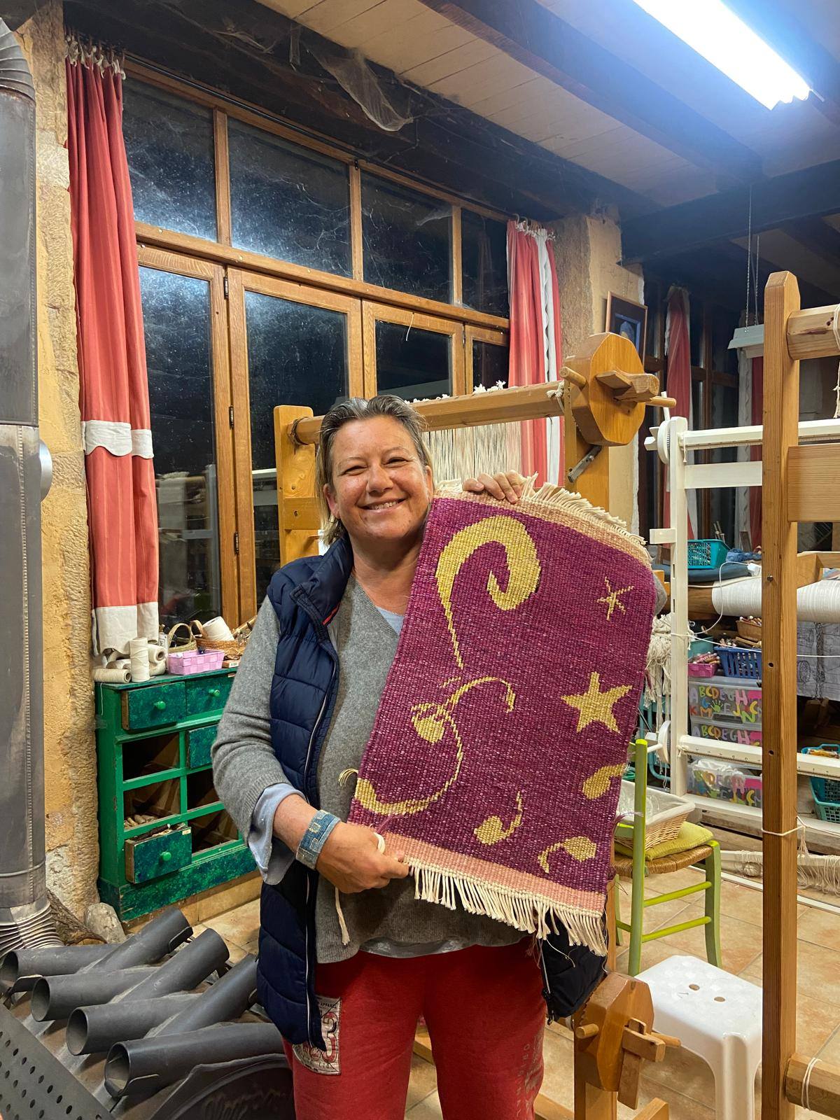 Semaine intense avec Isabelle Pirio et Delphine qui ont fait leurs débuts en tapisserie chacune à choisie ou créé son motif réalisé en laine soie rayonne et coton .
6 jours de cours à raison de 7 bonnes heures par jour le prix du stage est de 440 jusqu'en septembre.
Isabelle et Pirio sont reparties avec les métiers de table en cuivre que nous fabriquons avec un collègue vous pouvez le voir en photo.
Il reste 2 places le stage de mai
Juin est complet , juillet 3 places et août est complet aussi , pour toutes infos , un mail sur mon site : atelierdelalisse.com
Atelier de la Lisse
Lys route de Chapaize
71460 Chissey les Macon