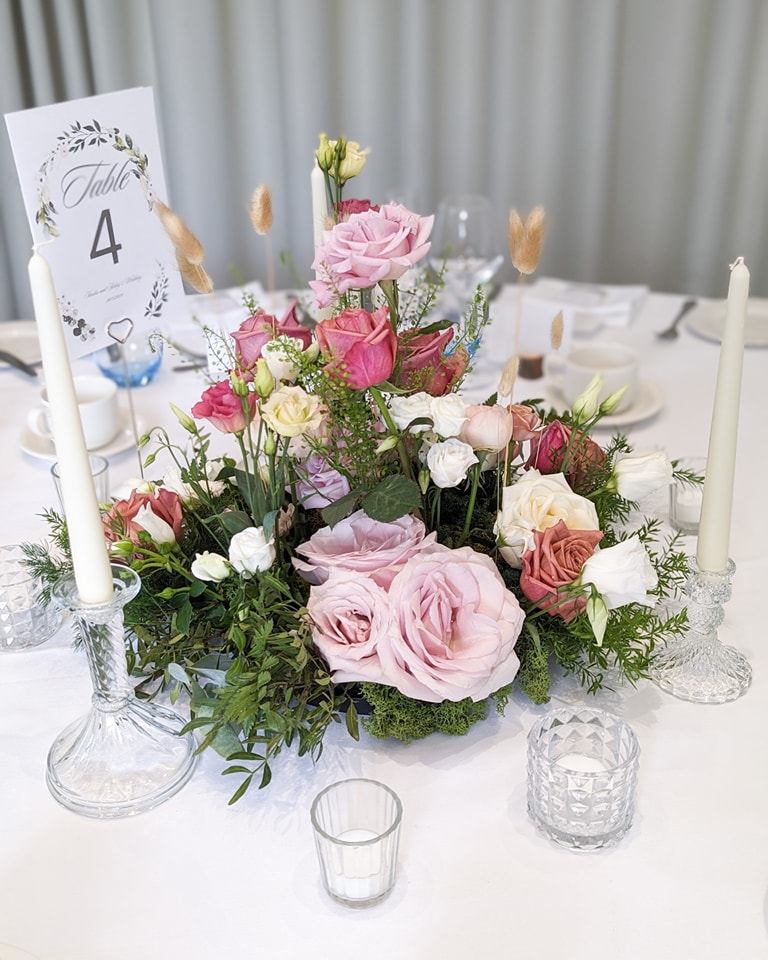 What a stunning floral meadow centrepiece @johicksflowers created for yesterday's wedding at the @balmerlawnweddings
What a beautiful palette ❤️ finished with a pretty mix of glass candle styling.
#newforestwedding #newforestvenue #balmerlawnwedding #floralmeadow #glasscandlestyling