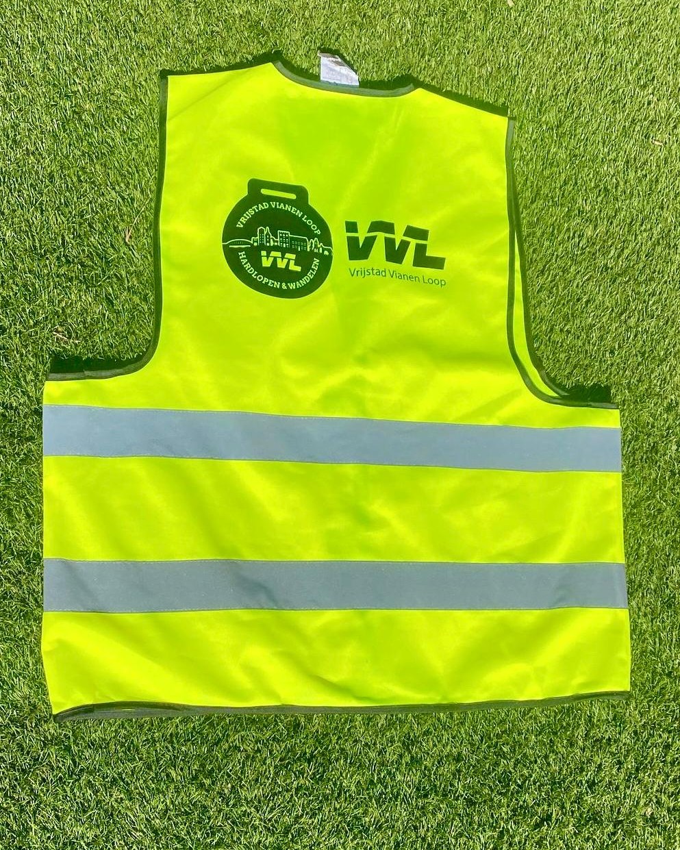 Ze zijn er: onze nieuwe veiligheidshesjes!
Onze vrijwilligers zijn dit jaar goed zichtbaar én goed voorbereid, dankzij hun gloednieuwe veiligheidshesjes. Herkenbaar, veilig en met trots gedragen – en zonder vrijwilligers, geen Vrijstad Vianen Loop.
Lijkt het je leuk om mee te helpen? We zoeken nog enthousiaste mensen die ons team willen versterken:
✅ Langs de route – zodat onze deelnemers veilig hun kilometers kunnen maken
✅ Bij de drinkposten – om water, fruit en een glimlach uit te delen
✅ Aan de finish – voor dat warme onthaal dat elke loper verdient
Loop je zelf niet mee, maar wil je het evenement tóch van dichtbij meemaken? Meld je aan via info@vrijstadvianenloop.nl en help mee aan een geslaagde dag!
#VrijstadVianenLoop #VrijwilligersGezocht #SamenInBeweging #VianenLoopt #Teamwork #VeiligheidEerst @centrumvianen