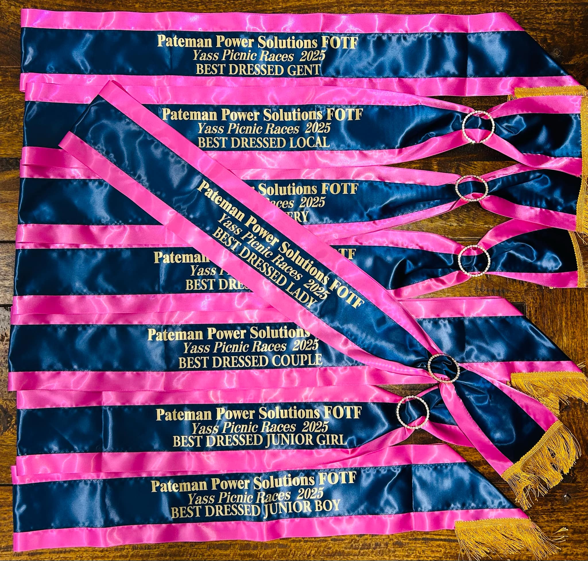 Start Planning Your Outfit for 2025 @pateman_power_solutions Fashions on the Field!
The 2025 Patemans Power Solutions Fashions on the Field sashes have arrived, and they are looking fabulous! Will you be wearing one of these coveted sashes this year? It’s time to start planning your outfit because the prizes are going to be amazing!
The Yass Picnic Race Club (YPRC), together with our sponsor, invites you to enter in the following categories:
Best Dressed Lady & Runner-up
Best Dressed Gent & Runner-up
Best Dressed Local
Best Millinery
Best Dressed Couple
Best Dressed Junior Girl (under 18)
Best Dressed Junior Boy (under 18)
Get inspired, start pulling your looks together, and get ready to shine on race day. We have some pretty fantastic prizes and sponsors this year!
We can’t wait to see everyone looking their best!
Let the outfit planning begin! 🌟
#WindroseYassPicnicRaces #FashionsOnTheField #RaceDayStyle #PatemansPowerSolutions #BestDressed #RaceDayReady #YassEventOfTheYear