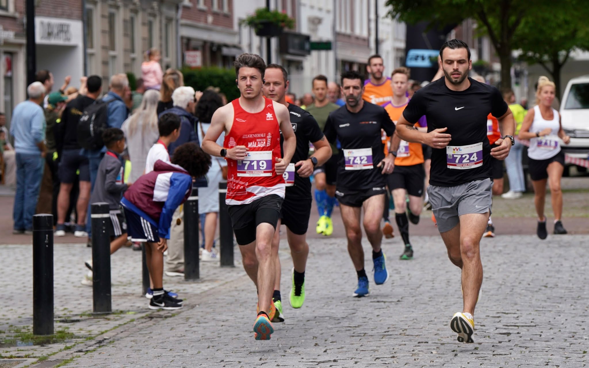 Nieuwe routes, nieuwe beleving
Dit jaar geen rondjes meer, maar unieke routes voor elke afstand. Of je nu kiest voor 5, 10 km of de nieuwe halve marathon, iedereen krijgt een nieuw parcours. Geen herhalingen, maar een frisse route van start tot finish.
Wandelaars kunnen genieten van de mooie omgeving met afstanden van 5, 10 of 15 km.
Op zondag 25 mei beleef je de Dichtbij Vrijstad Vianen Loop op een geheel nieuwe manier. Schrijf je in en ontdek het zelf.
Inschrijven via https://vrijstadvianenloop.nl/inschrijven
#DichtbijVrijstadVianenLoop #NieuweRoutes #HardlopenZonderRondjes