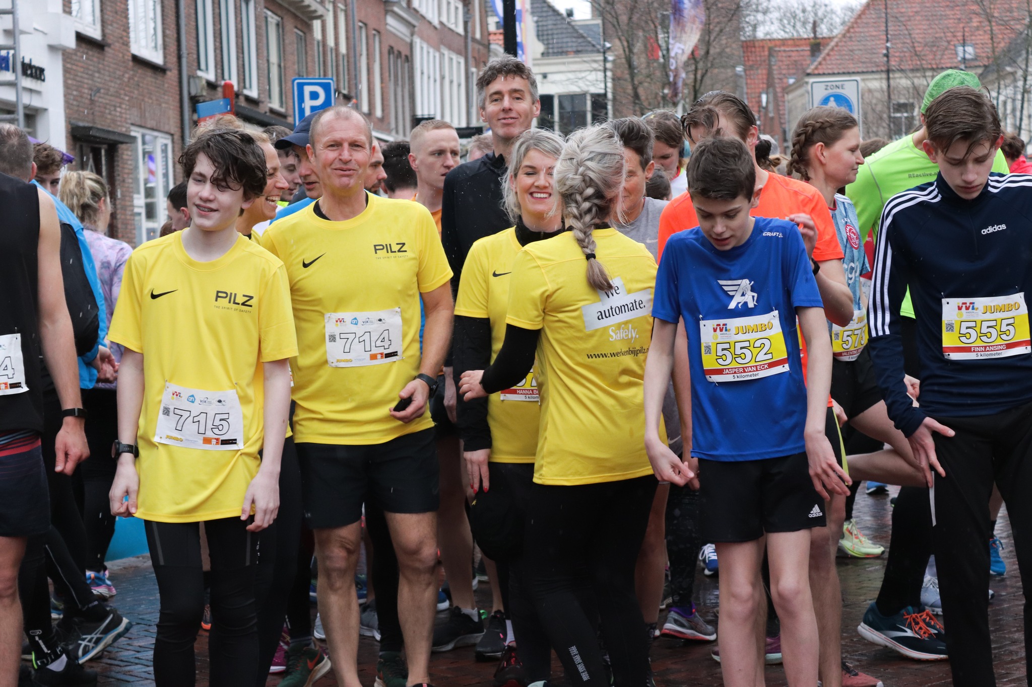 Pilz sponsor van de 5 km – Loop mee met een toekomst in veiligheid!
Ook dit jaar is Pilz trotse sponsor van de 5 kilometer van de Dichtbij Vrijstad Vianen Loop! Als toonaangevend bedrijf in industriële automatisering dragen we lokale sportieve evenementen en initiatieven een warm hart toe. Want samen sporten is niet alleen gezellig, het bevordert vitaliteit en versterkt het teamgevoel.
Bij Pilz werken wereldwijd ongeveer 2500 medewerkers aan innovatieve oplossingen voor een veiligere en efficiëntere industrie. En we zijn op zoek naar versterking! We hebben momenteel vacatures in Sales en Consultancy en bieden ruimte voor stagiaires en afstudeerders.
Lijkt het je wat om deel uit te maken van een internationaal familiebedrijf met een informele sfeer, gezamenlijke lunches op vrijdag en leuke teamdagen? Maak dan gerust een afspraak voor een kop koffie of thee, zodat we samen kunnen ontdekken hoe jouw talenten bij Pilz passen.
Wie weet loop jij de volgende Vrijstad Vianen Loop in het Pilz-geel!
Meer weten? Bekijk onze vacatures: https://www.pilz.com/nl-NL/company/careers
#VrijstadVianenLoop #Pilz #Sponsor #WerkMetImpact #IndustriëleAutomatisering #LoopMee #VeiligheidVoorop