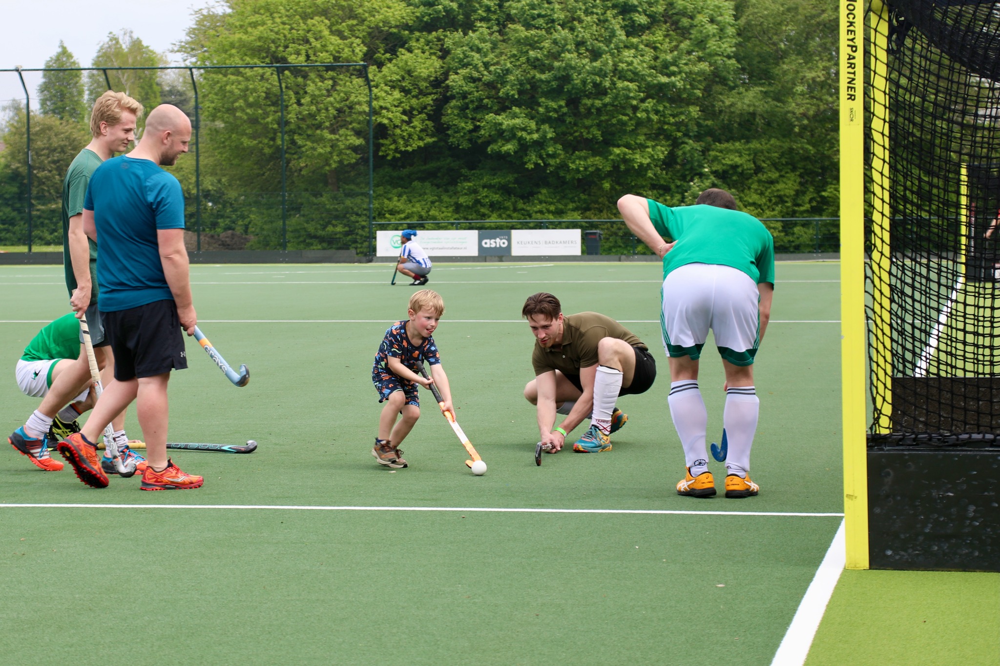 ? Familiedag Toernooi 2024 ?
Afgelopen Hemelvaartsdag hadden we weer een fantastische dag tijdens ons jaarlijkse familiedagtoernooi! Het was een dag vol sportiviteit, lekker eten en drinken maar vooral gezelligheid. En toegegeven, dat zonnetje was ook heel erg lekker!
We willen iedereen die er bij was en bijgedragen heeft aan deze leuke dag bedanken! En we weten het, meedoen is belangrijker dan winnen, maar toch een speciale felicitatie voor de winnaars van deze dag.
? Floor (Most Valuable Player)
?De Galliërs 1 & 2(én het best geklede team)
?Tony Chocolonely
? Team Leipe Actie
Hieronder een sfeerimpressie van de dag. Wij kijken nu al uit naar volgend jaar!
Houd onze socials en website in de gaten, daar delen we de leukste evenementen, waaronder het familietoernooi 2025!
#hockey #familiedag #rotterdam #rotterdamzuıd