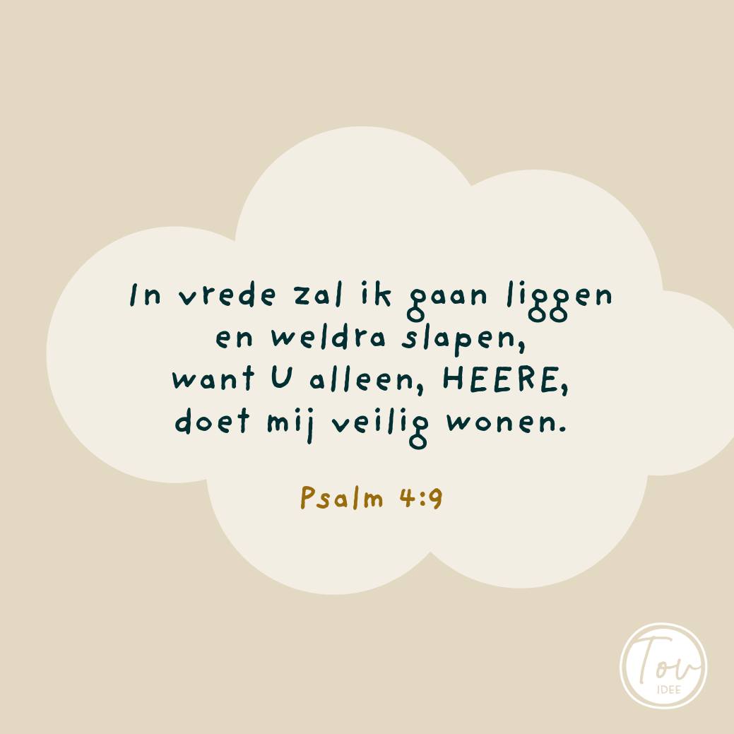 In deze les over Genesis 28:10-22 gaan we aan de slag met de droom van Jakob. Ook kijken we naar de vervulling van deze droom in Yeshua en zoeken we naar wat dit gedeelte voor ons betekent.
Jakob droomt, hij ligt op een rots met zijn hoofd en hij ziet in zijn droom een ladder van de aarde naar de hemel. In de Bijbel staat nog een tekst over deze droom. Laten we dat eens met elkaar lezen. Johannes 1:52 En Hij zei tegen hem: Voorwaar, voorwaar, Ik zeg u allen: Van nu af zult u de hemel geopend zien en de engelen van God opklimmen en neerdalen op de Zoon des mensen. Wie zegt dit? Jezus. Er is nu verbinding tussen de Hemel en tussen Jezus. Eerst was er een ladder vanuit de rots waarop Jakob lag. Jakob noemde de plek: Beth-El, huis van God. Maar in deze tekst zie je dat Jezus dat overneemt. Jezus is nu de deur, de echte poort naar de Hemel. In Hem kunnen wij God ontmoeten!
Wie weet wat Jakob doet als hij wakker wordt? Hij zet de steen rechtop en giet olie uit over de steen. Door de steen rechtop te zetten, wordt het een gedenksteen. Zo blijf je zien dat er daar iets bijzonders is gebeurd.
Maar Jakob deed nog wat. Hij goot olie uit. Dat zie je heel vaak terug in de Bijbel. Olie over iets of iemand heen gieten heet ‘zalving’. De priesters werden gezalfd, maar ook de voorwerpen in de tabernakel werden gezalfd. Zalving is vaak een beeld van de Heilige Geest. Door zalving wordt je toegewijd en geheiligd door de Geest.
Door Yeshua’s volmaakte offer en Zijn hemelvaart hebben ook wij de Geest van God ontvangen. Ook wij mogen elke dag bidden om meer en meer vervulling van Zijn Geest. Door de Heilige Geest zijn ook wij een tempel van God; een Beth-El. Hallelu-Yah!
In de volledig les vind je ook een idee om met de kinderen aan de slag te gaan. Check de les op de website onder -> kinderwerk -> parasja voor kinderen -> genesis -> En hij ging uit (Wajeetsée) of check de link in de bio.
Ook vind je op de website een samenvatting van de parasja, en platen die je kunt gebruiken bij het vertellen van het verhaal.
#parasja #Wajeetsée #Yeshua #Jezus #genesis #God #Hashem #Woord #Jakob #Psalmen