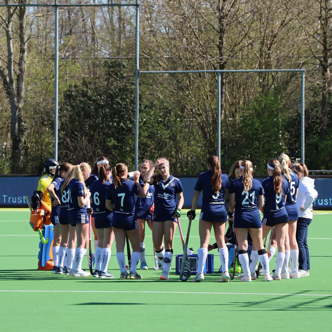?TEAM OF THE WEEK?
Deze week zetten we een bijzonder team in de spotlight. MO16-1!
MO16-1 heeft afgelopen zaterdag hun ticket voor het NK bemachtigd. Super gedaan meiden!
In de competitie hebben de meiden alle wedstrijden op eentje na alles gewonnen.
Gefeliciteerd meiden! ?
Wil jij deze meiden nog een keer zien spelen? dat kan!
Zaterdag 24 mei spelen zij thuis tegen Gooische om 12:10!
#Pinoke #dejeugdheeftdetoekomst #pinokémaaktonsbeter