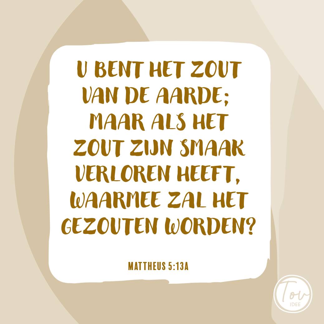 De Israëlieten mochten het zout van het verbond met God niet laten ontbreken bij het graanoffer. God had met zijn volk een zoutverbond gesloten. Weet je wat dat is?
Als twee partijen een verbond met elkaar aangingen, dan namen ze allebei een zoutvaatje mee. En als ze goede afspraken hadden gemaakt, deden ze dit zout bij elkaar. Het idee van het zoutverbond was ook dat je samen 1 werd. Je kon niet meer uit elkaar, net zoals je het zout niet meer uit elkaar kunt halen.
Zout heeft een paar bijzondere eigenschappen. Het geeft smaak en je kunt met zout ook een wondje schoonmaken. Zout zorgt ervoor dat bacteriën uitdrogen en doodgaan. Daardoor wordt je wondje schoon en kan het goed genezen. Daarom doen ze ook wel eens zout op eten wat niet gelijk gegeten wordt. De bacteriën gaan dan dood en daardoor kan het langer worden bewaard.
Zout is ook een katalysator. Katalysator is een moeilijk woord voor iets dat een proces versnelt en zelf niet verandert. Het zout hoeft alleen maar in de buurt te zijn.
God wil een zoutverbond met ons aangaan. Hij kan ons dan schoonmaken, smaak geven en in staat maken om vrucht te dragen. Zo maakt Hij ons tot het zout van de wereld.
#Parasja #Leviticus #verbond #zout #God #Hashem #Jesus #Jezus #Yeshua #Woord #Bijbel #Thora #Kinderwerk #bijbeltekst #Tekstvandedag