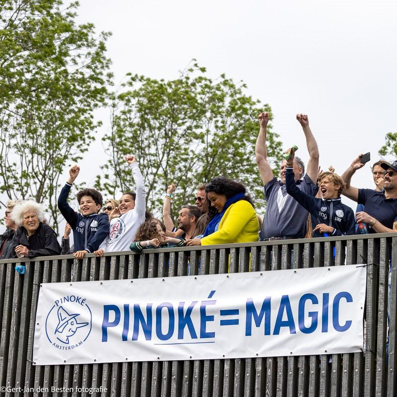 ? Dames 1 heeft alle steun van onze jeugd nodig!
Maak het mooiste spandoek & win grote prijzen!
Pinoké Dames 1 in de play-offs – en dat vraagt om support met hoofdletters!
Voor het eerst in de historie staan onze toppers van Dames 1 in de play-offs. En dat is niet alleen een sportieve mijlpaal — het is hét moment om te laten zien dat het Pinoké-publiek het allerbeste publiek is.
Daarom roepen we iedereen op:
? Pak die stiften, lakens, verf en glitters — en maak het mooiste, meest originele of allerluidste spandoek voor Pinoké Dames 1!
Of je nou gaat voor een kunstwerk, een woordgrap of pure strijdlust — alles mag, zolang het maar laat zien: hier speelt Pinoké en hier heerst passie!
? Wat kun je winnen?
Er zijn spectaculaire prijzen voor de drie beste spandoeken. De uitreiking is in de rust van de wedstrijd op zaterdag 17 mei. Dus hang ‘m op, laat je horen en wie weet sta jij straks met een prijs in je hand.