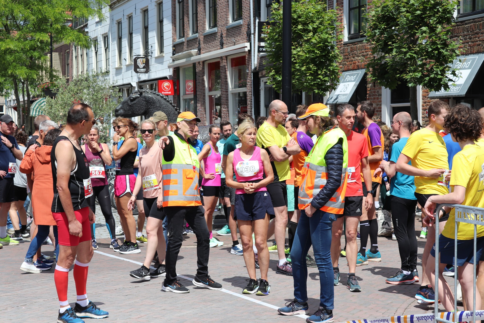 Warm weer op komst? Bereid je goed voor!
Of je nu komt wandelen of hardlopen op 25 mei: bij temperaturen boven de 15 °C is het extra belangrijk om goed voorbereid aan de start te verschijnen.
Tips:
• Draag lichte, ademende sportkleding (géén katoen).
• Drink al in de uren vóór de start voldoende water.
• Tijdens het lopen: drink kleine hoeveelheden regelmatig.
• Start goed gehydrateerd (lichtgele urine = oké).
• Voel je je niet lekker? Stop en zoek hulp.
Blijf koel, blijf veilig, en geniet van jouw deelname!
#VrijstadVianenLoop #WarmWeerTips #HardlopenInDeZon #Hydratatie #VeiligSporten #25Mei
