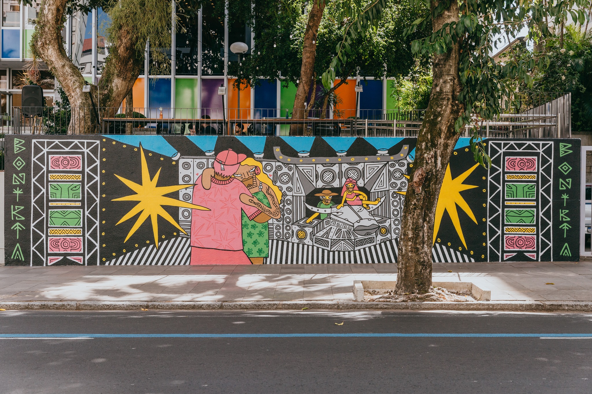 A produção de Bonikta é marcada pela diversidade de técnicas e linguagens, incluindo ilustrações, grafite, pinturas, fotografias, vídeos e animações. A ancestralidade amazônida e o contexto desigual e exploratório das grandes cidades são recorrentes em sua obra, que lança mão de recursos tecnológicos para criar cenários e personagens que reforçam o entendimento de que não se pode imaginar o futuro e o presente sem a existência e o protagonismo dos povos originários.
Bonikta participa da 14ª Bienal do Mercosul com um trabalho comissionado que aborda a cultura das festas de aparelhagem do Pará. Para o artista, as aparelhagens são percebidas como estratégias criativas de sobrevivência e inventividade, pois surgem nas periferias e para as periferias. Através das tecnologias desenvolvidas nesses contextos, manifestam-se inúmeras criações estéticas e rítmicas originais, que circulam de cidade em cidade, atravessando rios e estradas e arrastando multidões por onde passam.
Aproveite a última semana de Bienal para conhecer o trabalho de @bonikta no @goetheinstitut_portoalegre.
Texto por Fernanda Medeiros.
📷: @thieleelissa.foto
English version in the comments.
Apresentado por: @petrobras
Produção: Fundação Bienal do Mercosul
Apoio Institucional: @unescobrasil, @tjrsoficial, @ccmarioquintana, @museumargs, @farolsantander, Procempa e Bancos Sociais, @instituto.ling, @institutocervantesportoalegre, @eflcultural, @instituto.rouanet, @fundacaoibere e @pucrs
Apoio: @irigaray.guindastes, @lojaspompeia, @gangoficial, @riograndeseguros, @iguatemipoa, @agibank, @vulcabras.oficial, @dufriorefrigeracao, @roxcode.io, @brdeoficial e @art.hoteltransamerica
Media Partner: @grupo_rbs
Apoio Premium: @lojasrenner, @bluevillealimentos e @gerdau
Patrocínio: @crown.embalagens, @caixa, @prefpoa e @governo_rs
Patrocínio Master: @santanderbrasil @banrisul
Financiamento: PRÓ-CULTURA - Lei Estadual de Incentivo à Cultura - #proculturars @sedac_rs #culturaessencial
Realização: Lei Federal de Incentivo à Cultura
#14BienalDoMercosul #BienalDoMercosul #BienalDoMercosul2025