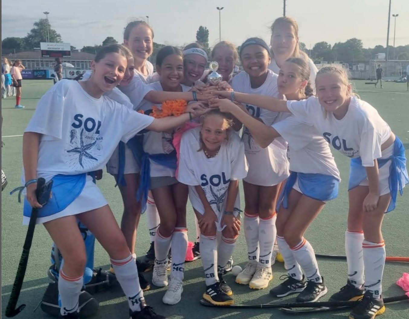 Gisteren was een dag vol hockeyplezier voor HCB MO12-1. Na eerst de laatste competitie wedstrijd te hebben gespeeld tegen Dordrecht en deze te winnen met 6-1,gingen de meiden gelijk door naar Heemstede om mee te doen met het Beachbam toernooi, waar ze een gedeelde eerste plek wisten te bemachtigen,. Super goed, meiden !