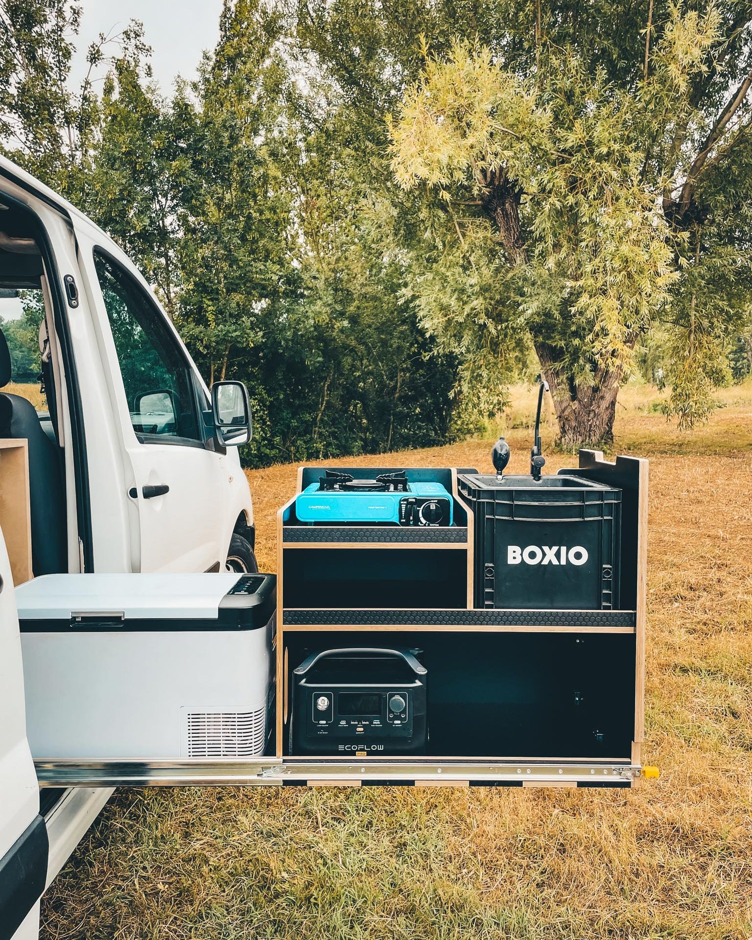 🇫🇷 Nouvelle option de tiroir pour notre cuisine best-seller BRUICH OUTDOOR 🤘
Tous les éléments essentiels - évier, réchaud, glacière - à portée de main en extérieur ou à l'intérieur et un grand espace inférieur pour loger une batterie portable ainsi que le nécessaire de cuisine.
Les équipements ne sont pas fournis.
Evier @boxio_fr
Réchaud @campingazfrance
Batterie @ecoflowtech
Commande en ligne sur notre site internet, lien en bio.
🇬🇧 Our popular BRUICH OUTDOOR kitchen pod has got a new drawer option and you will love it ! 🤘
Everything you need - cooker, water tap/sink, fridge - has its own space and is accessible from the inside or outside of your van. Bottom space will fit a decent size portable battery and all your kitchen stuff.
Accessories not included.
Order your unique campervan furniture on our website, link in bio.
#vanlifecommunity
#camperlife
#campervanlicious
#vanlifediaries
#VanConversion
#campervanconversion
#outdooradventures
#vanconversionproject
#vanideas
#diycamperconversion
#vankitchen
#vanaménagé
#outdoorholidays
#vanlifefrance
#vanausbau
#homeiswhereyouparkit
#vaninterior