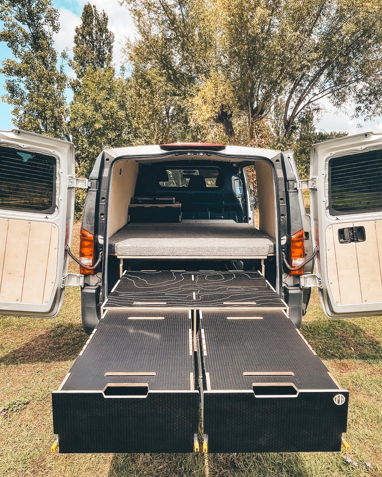 Prêt pour votre prochaine Expédition ?
Un aménagement résolument tourné vers l'extérieur et les grands espaces pour profiter de la nature sans jamais négliger le confort.
Ici présenté dans un Mercedes Vito Long ce plan d'aménagement est compatible également sur les versions L1 du VW T5/T6 et Ford Transit Custom.
- Banquette CUILLIN, version EXPEDITION avec deux tiroirs coulissants
- Meuble transversal BRUICH BIADH, Largeur 50cm, tiroir option coffre de rangement
- Habillage intérieur complet: plancher, parois, plafond
- Sellerie Harris Tweed Herringbone
La combinaison CUILLIN / BRUICH BIADH permet d'avoir un couchage jusqu'à 2m30 de longueur. Pour le Renault Trafic 3 L1 la largeur du meuble transversal passe à 40cm.
Découvrez nos solutions uniques d'aménagements et commandez en ligne sur notre site internet, lien en bio.
#vitocamper #vanlifediaries #VWCamper #VanConversion #adventurevan #vanlifefrance