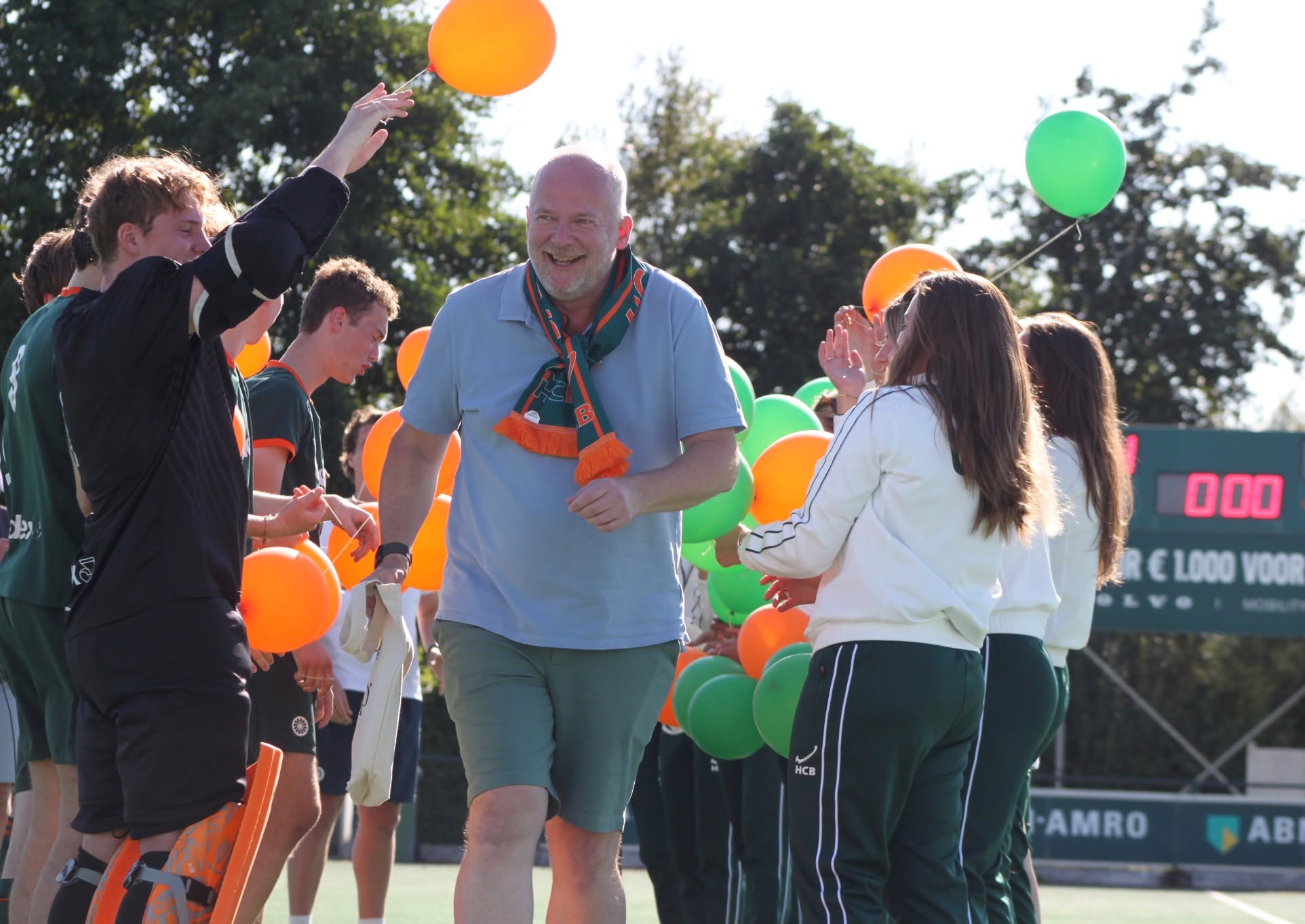 Gisteren droeg Erik Beenen het voorzitterstokje over aan Vleming Geerligs. Mooie lieve woorden van dank voor zijn tomeloze inzet voor onze club werden gesproken door Vleming en bestuurslid Wouter Verbeek. Namens @hcbdames1 en @hcbheren1 nam Daan van der Plas de microfoon ter hand.
Naast alle lieve woorden en mooie cadeaus een mooi eerbetoon; het pad naar het clubhuis zal vanaf nu de