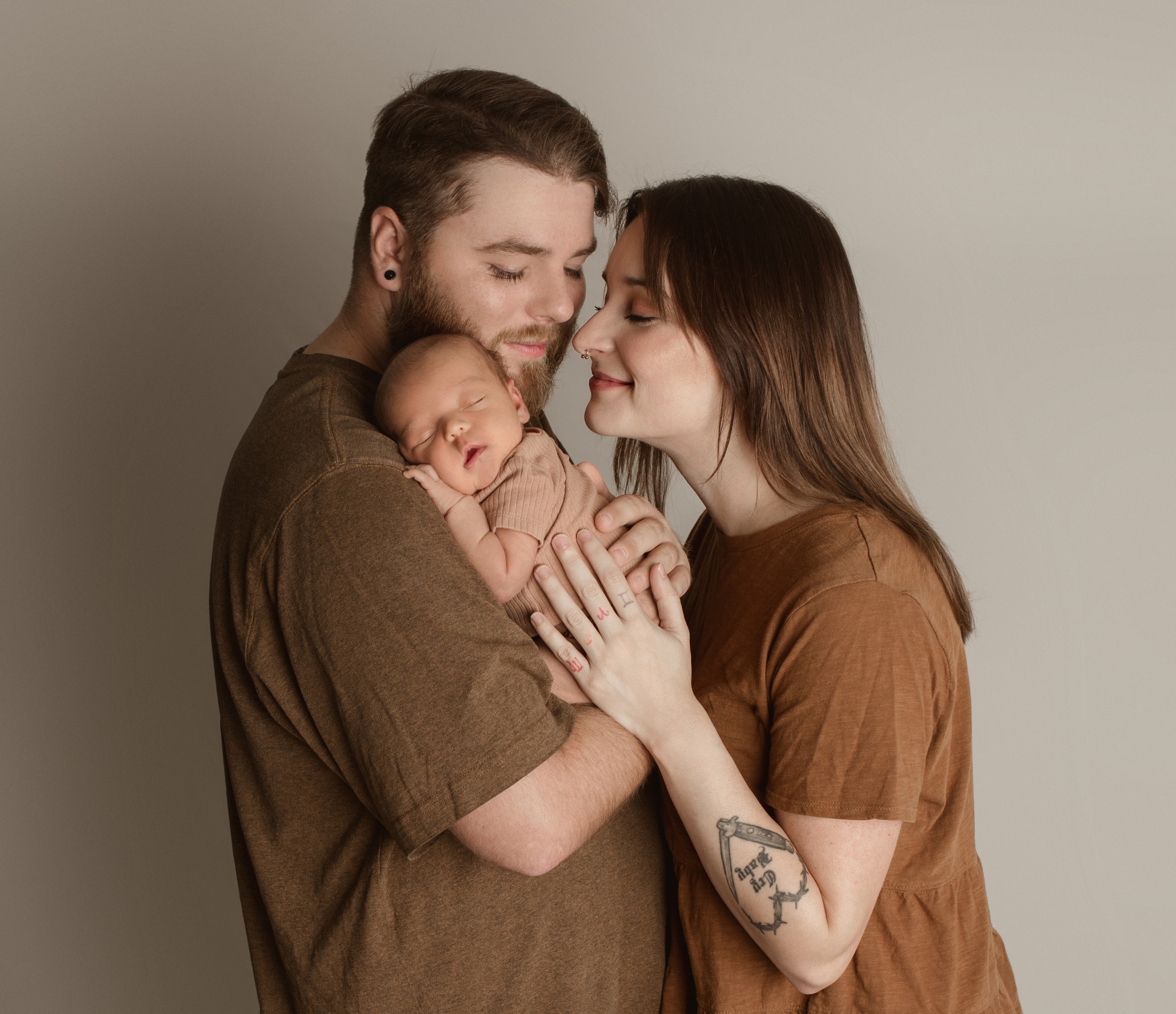 I have glimpses of daddy here as a boy, knocking on my front door to play with my boy. Full circle to him holding his son and having the sweetest family of his own. ?
Sweet Dawson you are so loved!
#baby #eugeneoregonphotographer #newborns #babyphotostudio #newbornbabyphotoshoot #newbornphotoshoot #newbornphotos #oregonphotography #newbornbabyphotos #babyphotographer #newbornsession #babyphotos