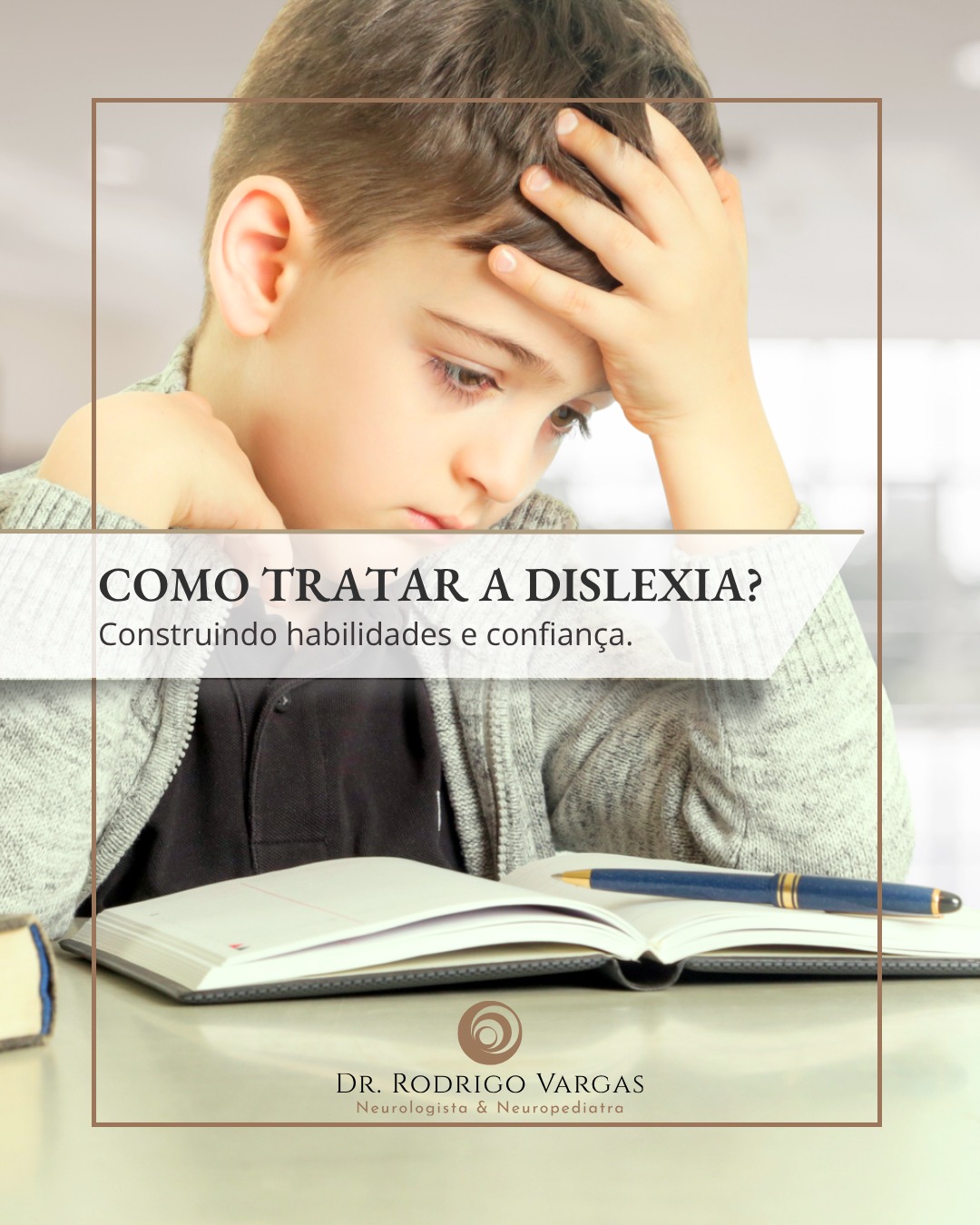 O tratamento da dislexia, um transtorno específico de aprendizagem que afeta a leitura, escrita e compreensão de textos, é baseado em intervenções personalizadas que visam desenvolver habilidades linguísticas e compensar essas dificuldades. Embora não haja cura, abordagens adequadas podem melhorar significativamente o desempenho acadêmico e a qualidade de vida das crianças.
Intervenções Educacionais:
O suporte educacional é a base do tratamento. Programas de ensino estruturados, que enfatizam a consciência fonológica, o reconhecimento de palavras, a fluência na leitura e a compreensão, são essenciais. Técnicas multimodais, como o uso de som, imagem e movimento, ajudam a reforçar o aprendizado.
Apoio Psicopedagógico e Terapias:
A psicopedagogia e a fonoaudiologia são cruciais para trabalhar habilidades linguísticas e estratégias de aprendizagem. Esses profissionais podem ajudar o indivíduo a desenvolver métodos compensatórios e melhorar a autoestima, frequentemente impactada pela dislexia.
Tecnologias Assistivas:
Ferramentas tecnológicas, como softwares de leitura e escrita, podem auxiliar no acesso ao conteúdo educacional e na organização de ideias.
Suporte Emocional:
O apoio psicológico é importante para lidar com frustrações e fortalecer a autoconfiança. Envolver a família no processo é fundamental para criar um ambiente de incentivo.
Com diagnóstico precoce e intervenções consistentes, pessoas com dislexia podem superar desafios e alcançar seu potencial acadêmico e profissional.
Dr. Rodrigo R. N. Vargas
Médico Neurologista e Neuropediatra
Título de Especialista em Neurologia pela Academia Brasileira de Neurologia (ABN/AMB)
Título de Especilista em Neuropediatria pela Sociedade Brasileira de Pediatria e Academia Brasileira de Neurologia (SBP/ABN/AMB)
Membro Titular da Academia Brasileira de Neurologia (ABN)
Membro Titular da Sociedade Brasileira de Neurologia Infantil (SBNI)
CRM-GO 15286 / RQE 9716 / RQE 18012
#Dislexia
#PaisAtentos
#Neuropediatria
#OesteGoiano
#rodrigovargasneuro
#HospitalSãoPaulo
