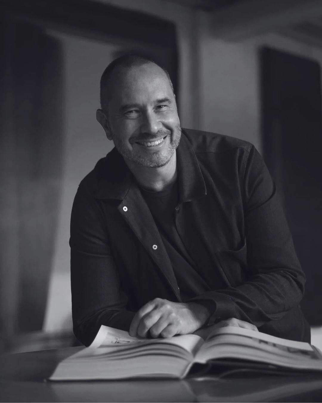 @bonaldospa
Alain Gilles (@gillesalain) designer belga, colabora com a Bonaldo desde 2009, sendo autor da icónica mesa Big Table, símbolo de dinamismo e elegância estrutural. A sua filosofia de trabalho traduz-se em peças que aliam simplicidade aparente e complexidade formal. Designs como a Geometric Table e Louver Table reforçam esta visão. A parceria com a Bonaldo consolidou a identidade da marca como referência de inovação e design contemporâneo. Entre as suas peças, destacamos a estante Dogma; a mesa Padiglioni; o cadeirão Cross Lounge Chair; as Pi chairs e a mesa Louver, bem como as mesas de apoio Combination e o móvel sculputural.
Alain Gilles, a Belgian designer, has collaborated with Bonaldo since 2009 and is the creator of the iconic Big Table, a symbol of dynamism and structural elegance. His design philosophy translates into pieces that combine apparent simplicity with formal complexity. Creations such as the Geometric Table and Louver Table embody this vision. The partnership with Bonaldo has strengthened the brand’s identity as a reference in innovation and contemporary design. Among his works, the Dogma bookcase, Padiglioni table, Cross Lounge Chair, Pi Chairs, Louver table, as well as the Combination side tables and the sculptural cabinet stand out.
Would you like more information?
Visit www.design-minder.com
#bonaldo #alaingillesdesign #design #italiandesign #furniture #designer #brands