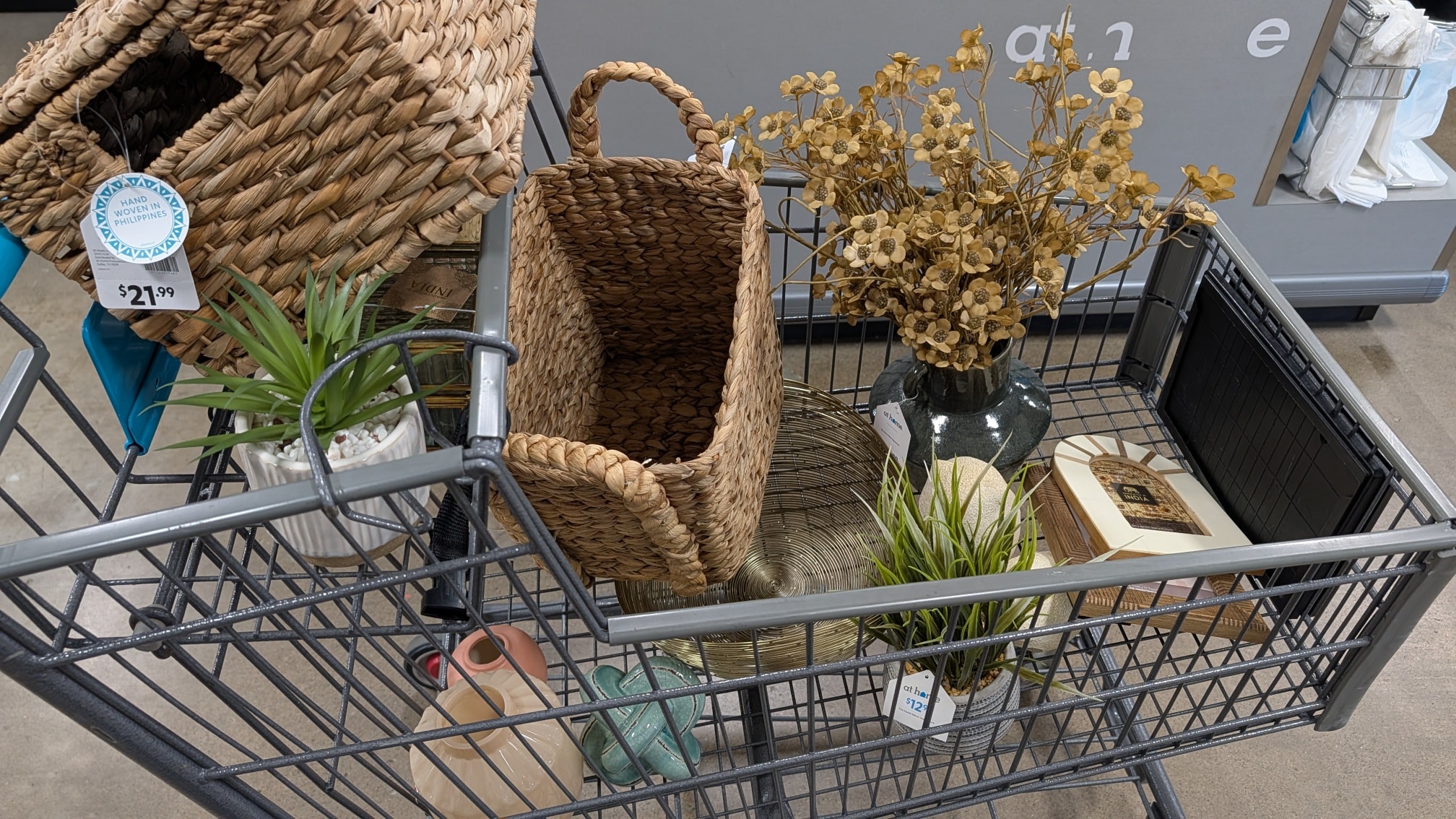 Final details and accessories aren't always something everyone can do on their own. This is a service I provide to my clients to really get that "WOW" effect!
#ShoppingFun #shoppingfunday
#interiordesigner #homedesign #homeaccessorizing #homestaging
#cledesigner #designdetails #shoppingfun