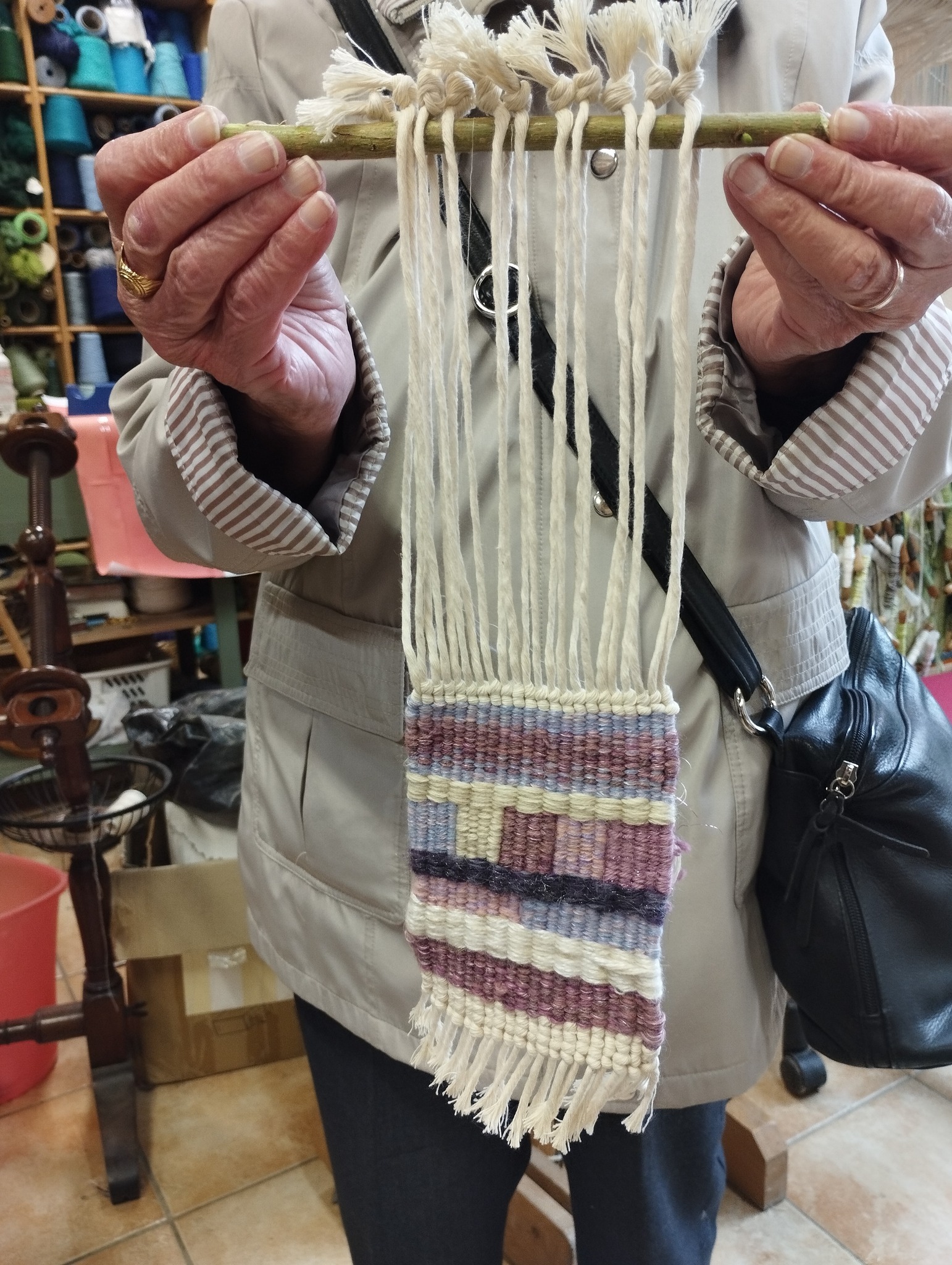 Un samedi tout choux il y a 10 jours arrivant de Lyon , Maxence 25 ans est venu passer la journée avec Denise 93 ans sa grand mère afin de partager un joli moment de complicité pour son anniversaire.
Un régal que cette journée.
Si vous avez envie de profiter d'un moment privilégié sur une journée Bourgogne à l'atelierde la Lisse près de Cluny , nous choisissons les dates possibles ensemble, la journée est a 100 euros par personne, luse a disposition du métier de l'outillage et les matériaux sont compris .
atelierdelalisse.com