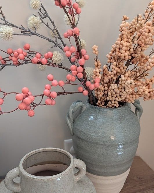 Little pops of color can carry the #colorstory throughout the room and home. It's important to have a dominant color theme. We don't want too many colors fighting for attention or there is no cohesiveness.
#Tuesdaytips #interiordesigner #designertips #fengshui #homeremodeling #clevelandinteriordesign #designtips