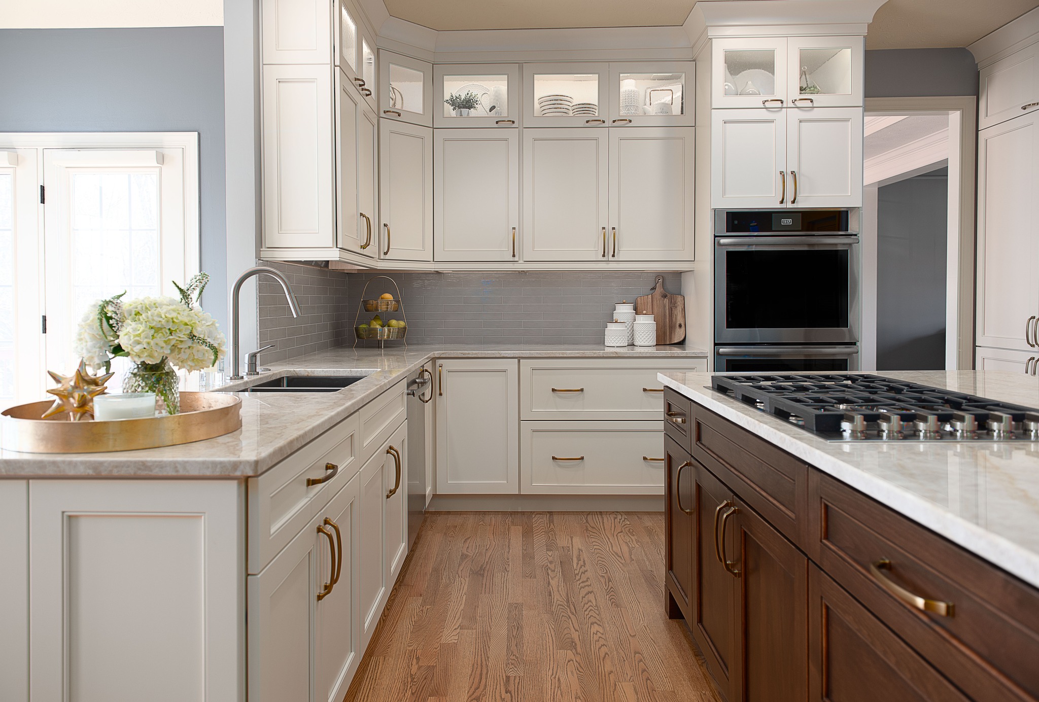 I want to show this throwback to this project done years ago. It was at the beginning of the gold trend in 2018 and I still think this is a current design. This is a job I did long-distance as with other jobs I've done virtually before. I've designed from Cleveland to Columbus and as far as PA, MD, NC, FL! We don't necessarily need to be local to work together. The #1 importance is communication! ;)
#ThrowbackThursday #kitchenremodeling #homedesign #interiordesigner #classichome #transitionalkitchen #interiordesigner #clevelandinteriordesign #designtips #distancedesigner #transitionalhomes #interiordesigner #interiordesign #bestoftheeast #clebestoftheeast2025
Photo Cred: @parealestatephotography