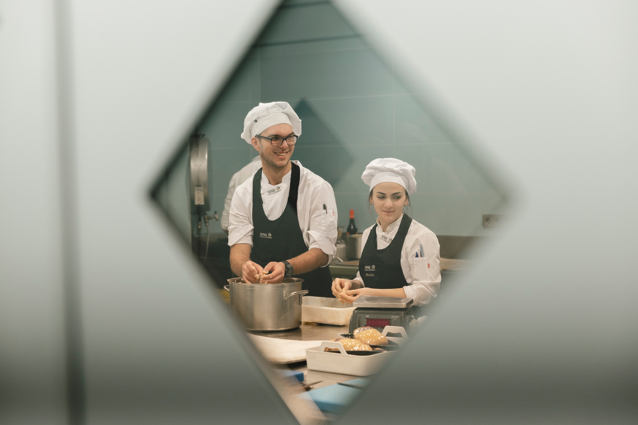 Dentro de nuestras cocinas se aprende técnica, ritmo y respeto al producto. ????Entre cazuelas, hornos y risas nace el compañerismo y el trabajo en equipo; entre servicios, la responsabilidad de una profesión.
Y eso es Aiala, aprender haciendo y disfrutar del camino.
-
Gure sukaldeetan teknika, erritmoa eta produktuarekiko errespetua ikasten dira. ????Kazuela, labe eta barre artean adiskidetasuna eta kolaborazioa sortzen da; zerbitzu artean, lanbide baten ardura.
Hori da Aiala, eginez ikastea eta bideaz gozatzea.
_
#escueladecocina #aialescuela #karlosarguiñano