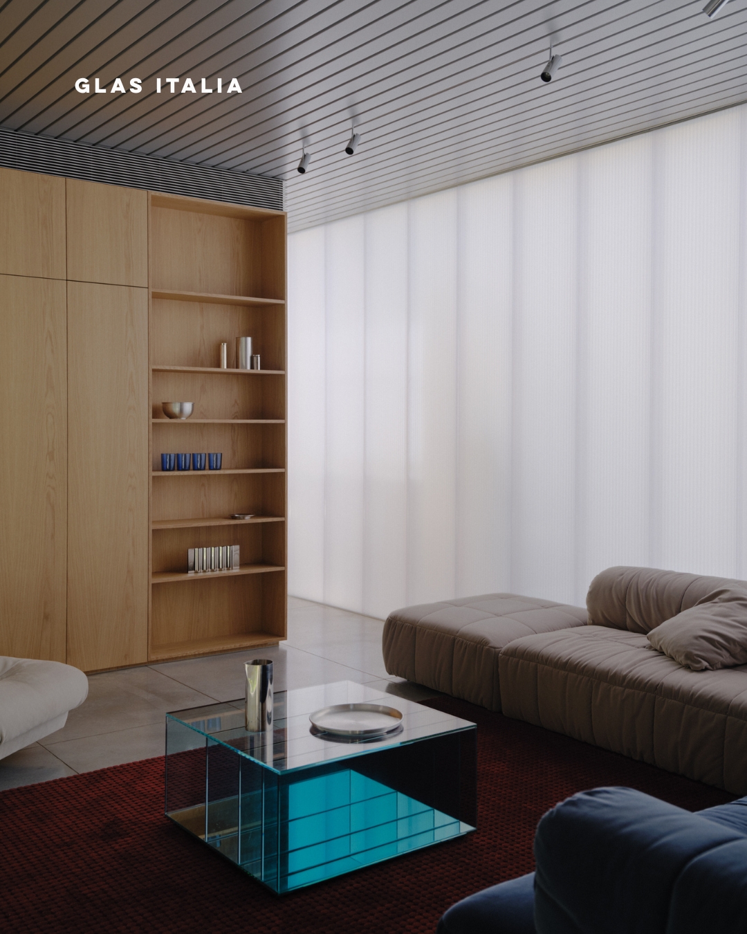 @glasitalia
Deep Sea, é um conjunto de mesas e estantes desenhadas por Nendo (@nendo_official) para a Glas Italia. As prateleiras da estante e os elementos verticais das mesas baixas são em vidro transparente colorido, disponível em tons de cinza ou azul. À medida que se passa de um elemento para outro, a distância entre eles diminui gradualmente, enquanto a intensidade da cor aumenta. Este efeito cromático, aliado às bases espelhadas, confere grande profundidade às peças e um jogo de reflexos mágicos.
(EN)
Deep Sea is a collection of coffee tables and shelves designed by Nendo for Glas Italia. The shelves of the bookcase and the vertical elements of the low tables are in coloured transparent glass available in grey or blue tone. Moving from one element to the next, the distance between them gradually decreases, whilst the intensity of colour increases. This chromatic effect, associated with the mirror bases, bestows great depth to the pieces and a play of magical reflections.
Bondi House project by @nickkentdesign
Photo @tomross.xyz
Style @jesskneebone
Would you like more information?
Visit www.design-minder.com
Follow @design_minder
#DeepSea #Coffeetables #Shelves #Nendo #DesignIcon #Designer #GlasItalia #MadeinItaly #Glas