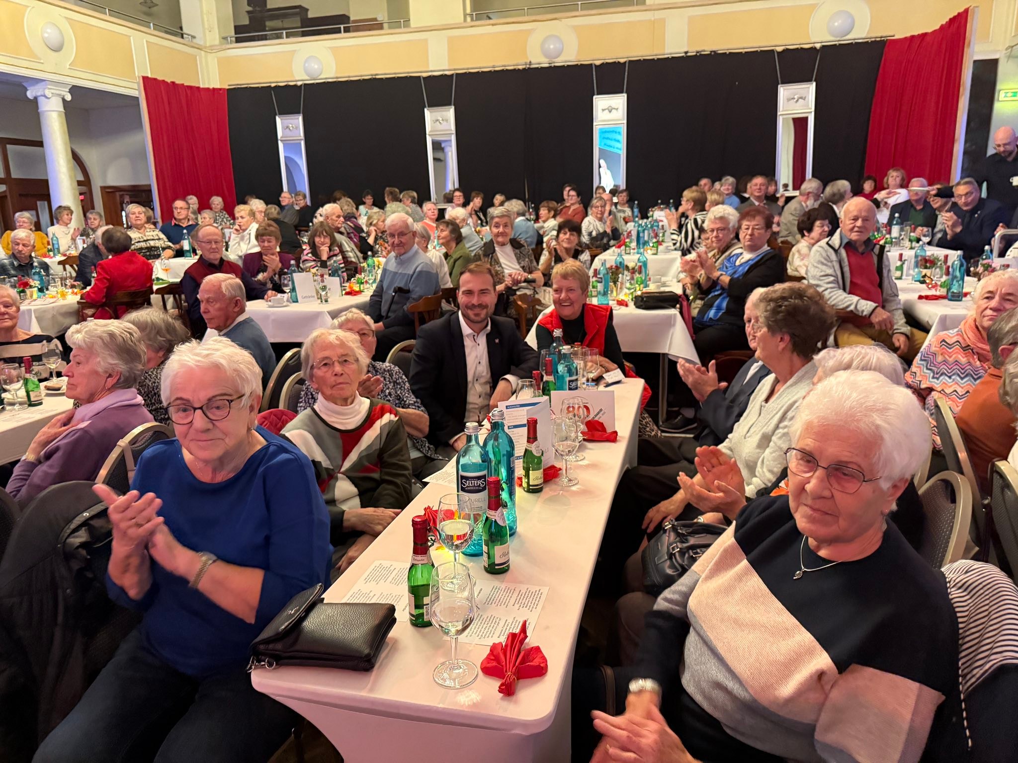 Gestern im großen Saal des Tivoli Freiberg habe ich gestern viele vertraute Gesichter und engagierte Mitglieder der Volkssolidarität wiedergetroffen. Anlass war ein ganz besonderes Doppeljubiläum:
80 Jahre Volkssolidarität und 35 Jahre Volkssolidarität Freiberg – zwei beeindruckende Meilensteine, die zeigen, wie lang und wie stark Zusammenhalt und Menschlichkeit in unserer Stadt verankert sind.
Die Volkssolidarität ist seit Generationen ein unverzichtbarer Ankerpunkt für viele Menschen – für Seniorinnen und Senioren, Familien, Kinder und all jene, die Unterstützung benötigen. Als Trägerin zahlreicher sozialer Einrichtungen, darunter auch der Kindertagesstätte „Kastanienzwerge“ in Kleinwaltersdorf, steht der Regionalverband Freiberg mit über 295 Mitarbeitenden, 1.300 Mitgliedern und rund 300 Ehrenamtlichen beispielhaft für ein gelebtes Miteinander, Füreinander, Zueinander in unserer Stadt.
Ein großes Dankeschön an alle, die mit Herz, Tatkraft und Engagement täglich dafür sorgen, dass Solidarität in Freiberg lebendig bleibt. Die Volkssolidarität ist ein wichtiger Baustein für Menschlichkeit, Zusammenhalt in einer familienfreundlichen und generantionengerechten Stadt.
Im Lied der Volkssolidarität, das der Chor gemeinsam mit allen Anwesenden anstimmte, erklang die treffende Botschaft: „Miteinander, Füreinander – da sein, weil sonst etwas fehlt. Wer das Leben und die Liebe wählt, der weiß, dass jeder zählt.“ 🙏🏻🩶⚒️