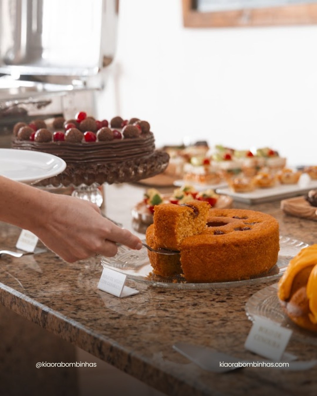 Comece o dia com uma pausa merecida e um café da manhã que combina sabor, frescor e uma vista inesquecível. ✨
Cada detalhe é preparado artesanalmente para que você sinta o prazer das coisas simples: o pão saindo do forno, o aroma do café, o colorido das frutas da estação e o toque caseiro dos bolos e doces.
Você encontra uma seleção completa com pães fresquinhos, frutas, bolos artesanais, cereais, iogurtes, doces, salgados e sucos naturais, tudo feito para transformar sua manhã em um momento especial.
Mais do que uma refeição, é uma experiência para aproveitar com calma e sentir o tempo passar devagar.