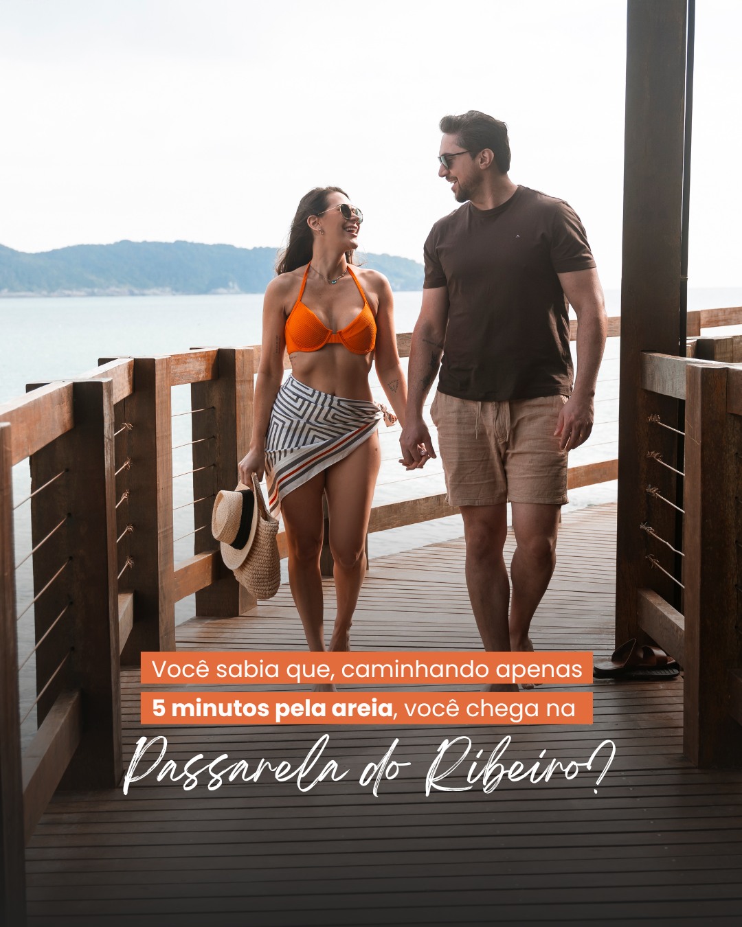 Você sabia? Caminhando apenas 5 minutinhos pela areia, você chega na Passarela do Ribeiro — um dos pontos turísticos mais encantadores de Bombinhas! 🌊
A passarela de madeira conecta as praias de Bombas, Ribeiro e Bombinhas, oferecendo contato direto com a natureza, uma vista deslumbrante do mar e aquele cenário perfeito para fotos inesquecíveis. 📸💙
Hospede-se na Kia Ora Pousada e viva essa experiência única com todo o conforto de estar pé na areia e pertinho das belezas mais marcantes da cidade.
👉 Reserve agora e descubra as maravilhas de Bombinhas a poucos passos da pousada!