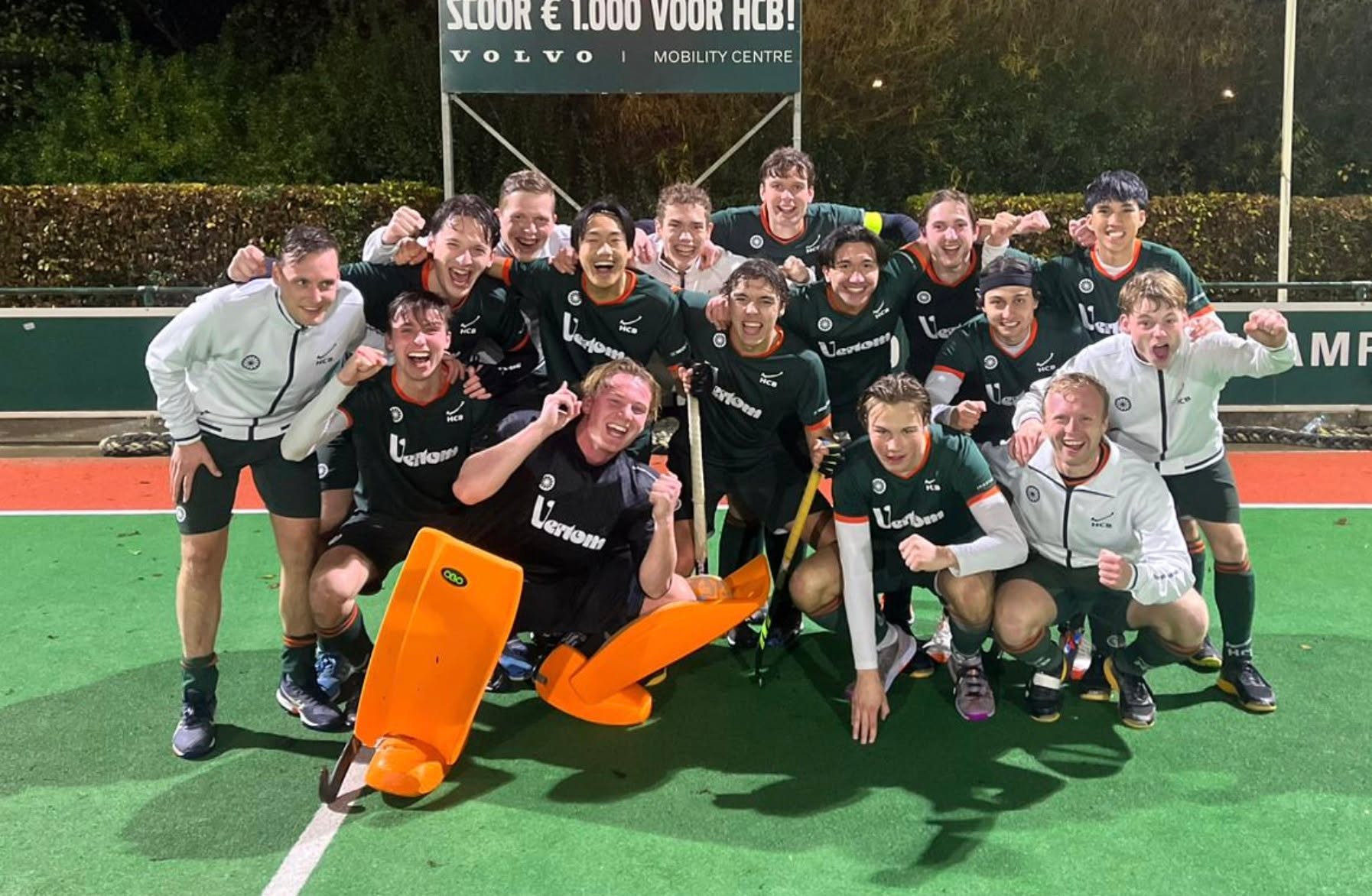 We genieten na van een geweldige HCB avond. HCB heren 1 wint het Silver Cup wedstrijd tegen 1ste klasser Etten-leur Heren 1. En hoe…! In een gelijkwaardig spannend duel bleef de 0-0 tot het eindsignaal op het score bord. Tijdens de shoot outs hielden de mannen het hoofd koel, kwamen zelfs op achterstand, maar wonnen met Barendrecht bravoure. Namens Heren1; fans bedankt voor jullie aanwezigheid en enthousiasme, het was een mooie avond!
Over 2 weken - vrijdag 29 nov spelen de heren de volgende silvercup wedstrijd. Tegen wie en waar weten we maandag na de loting.