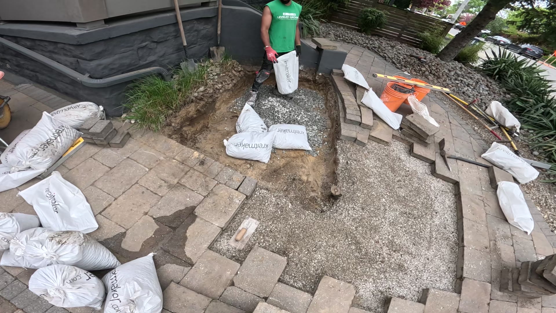 We love @kreitmaker 🧱 🪨
#interlock #interlockrepair #leveledground #toronto