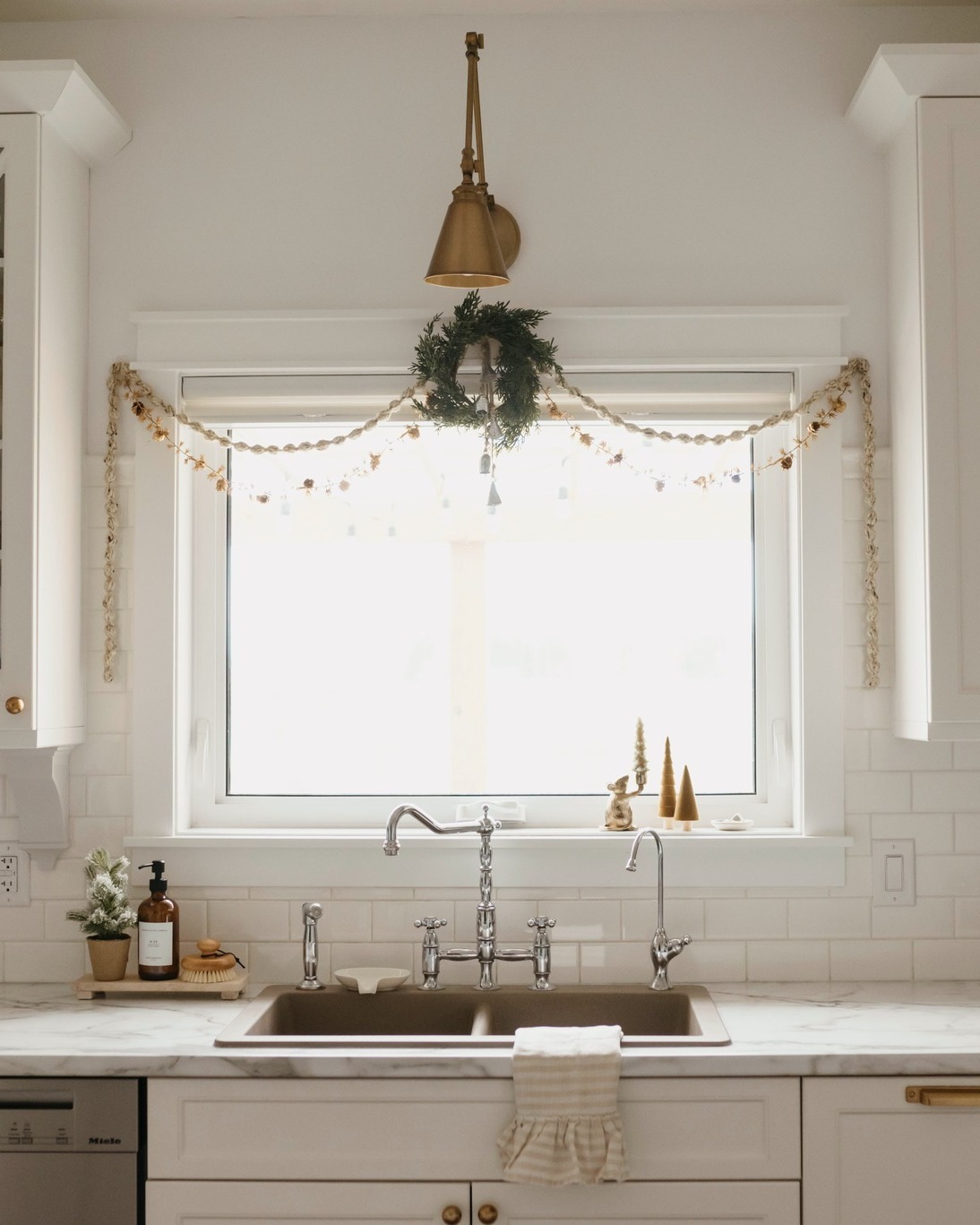 What I love about Christmas decorations are that they are so versatile -every year you can switch up what you're putting where. Take wreaths for example; hang them on the door, in the window, on your wall with artwork, leaning on a shelf behind other decorations, or on a mirror in a bathroom.
Swipe through and get ideas for your own home!
#liliidaehomeanddesign #liliidaechristmas