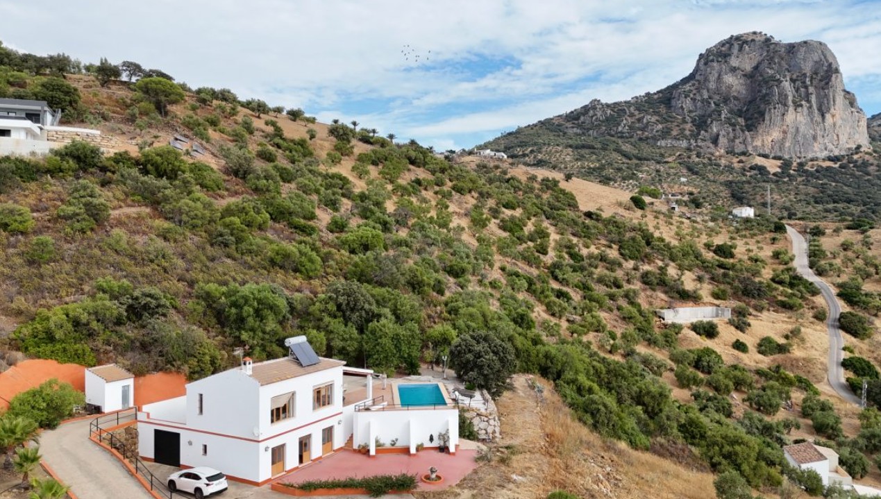 An exceptional villa with breathtaking panoramic views over the Zahara de la Sierra reservoir and the surrounding peaks of the Sierra de Grazalema Natural Park. Set on 13,000m² of land with olive trees, flowering shrubs, and mature gardens, this property offers privacy, elegance, and the quintessential Andalusian lifestyle.
📍El Gastor, Cádiz, Andalusia, Spain
💰€430,000
🛌4 Beds
🛁2 Bath
🌱13,000m2 land
🏡180 m2
🔌Solar
💦Mains
For more info give us an email at info@offgridonlyspain.com and quote REF💛P357🖤
#offgridspain #offgridhomespain #forsalespain #ruralhomespain #offgridlivingspain #expatspain #countryhomespain #selfsufficentspain #selfreliantinspain #liveoffgridspain #offgridliving #buyhousespain #spain #liveinspain #movetospain #igersspain #spainiswonderful #cheapspanishhomes #buyspain