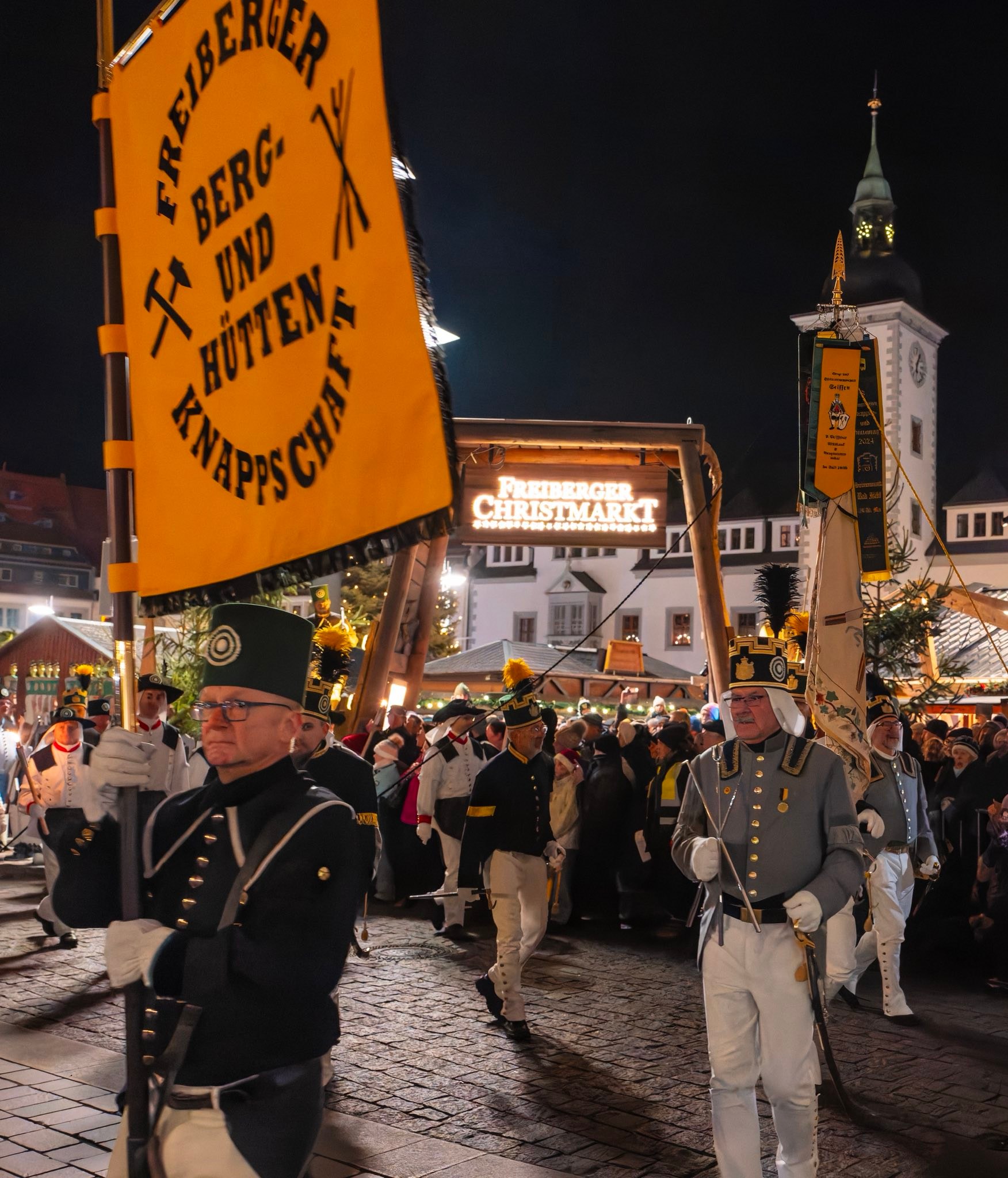 🤩⚒️ Der Höhepunkt in der Adventszeit in unserer Silberstadt Freiberg: Die traditionelle Bergparade im Fackelschein – und mit rund 30.000 Besucherinnen und Besuchern in diesem Jahr ein absoluter Rekord.
Emotion pur, als 350 Berg- und Hüttenleute unserer Historischen Freiberger Berg- und Hüttenknappschaft Hfbhk_freiberg und Vereinen aus dem Freiberger Revier durch die festlich geschmückten Gassen der Freiberger Altstadt marschierten und die Stadt in eine einzigartige Atmosphäre versetzten. Begleitet vom Bergmusikkorps Saxonia Freiberg sowie dem Bergmusikkorps „Wismut“ des Jugendblasorchester Bernsdorf e.V. entstand ein einmaliges Klangbild in unserer Stadt. 🎶⚒️✨
Nach der feierlichen Aufwartung auf dem Schloßplatz ab 17:15 Uhr zog die Parade weiter durch die Altstadt, um gemeinsam mit Besucherinnen und Besuchern das #Steigerlied auf dem Freiberger Christmarkt anzustimmen – ein Moment, der jedes Jahr aufs Neue verbindet.
Um 18 Uhr begann der Berggottesdienst in der Petrikirche, bevor im Anschluss die traditionelle Mettenschicht unserer Historischen Freiberger Berg- und Hüttenknappschaft gefeiert wurde.
Gäste aus nah und fern erlebten lebendige bergmännische Tradition in ihrer schönsten Form – ein wunderbarer Abend in der Erlebnisheimat Erzgebirge. ⚒️🕯️🎺🎶✨