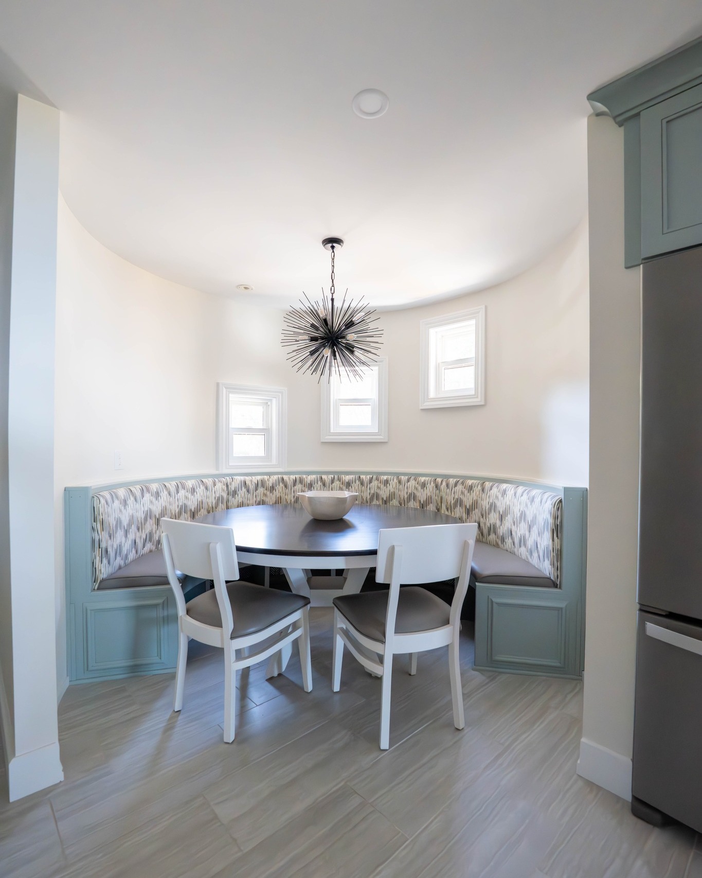 Sharing a bold Before/After of this cozy breakfast nook!
We re-used the existing banquet but trimmed it down a bit, painted it and added upholstery in addition to upgrading the light fixture, table and adding two chairs for easy morning coffee!
#breakfastroom #breakfasttable #kitchenupgrade #interiordesigner #clevelandohio #bestoftheeast #lakefrontkitchen #homedesigner