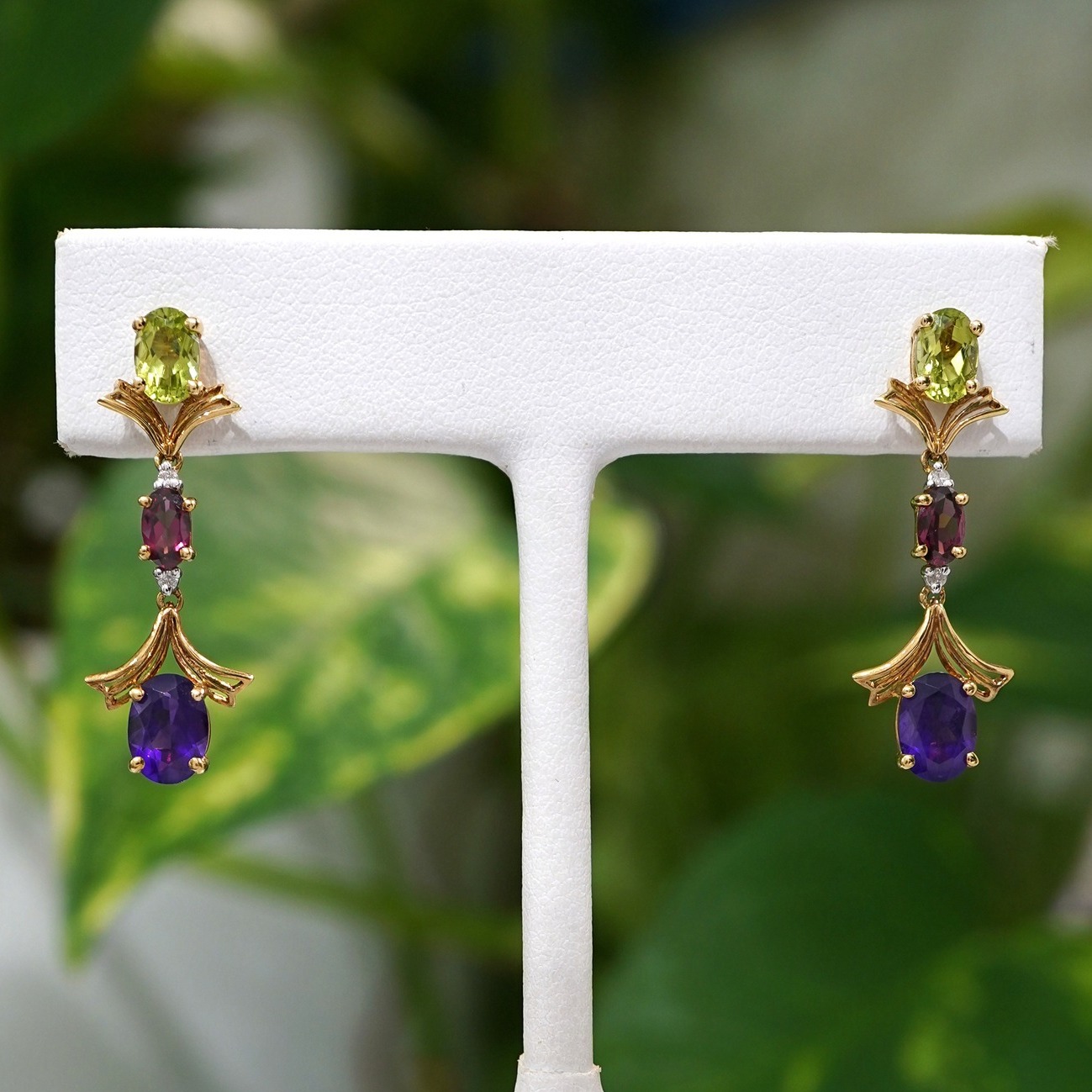 A vintage-inspired glow โจ
These 18k yellow gold dangle earrings feature peridot, rhodolite garnet, and amethyst. $975
https://www.jbacher.com/product-page/18k-multi-gemstone-earrings