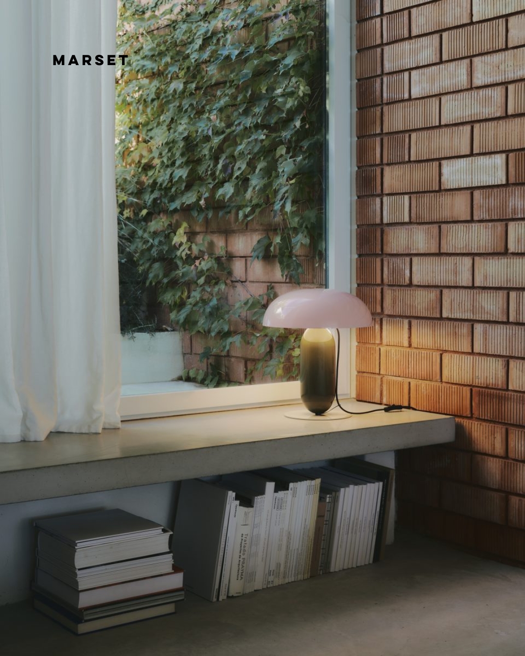 @marsetbcn
O Gambosa, a nova criação de Mathias Hahn para a Marset, desafia a lógica. O designer pegou na estrutura clássica (base, haste e abajur) e separou tudo visualmente. O resultado? O abajur parece flutuar, apenas "encostado" à luz.
Adoramos este jogo de geometria e cor. Dependendo do acabamento que escolherem, podem ter uma luz direta e focada (com o abajur em metal opaco) ou um brilho difuso incrível (na versão em metacrilato opalino).
Qual funcionaria melhor no vosso projeto atual: o drama do metal ou a suavidade do opalino?
ENG
Gambosa, Mathias Hahn’s new creation for Marset, defies logic. The designer took the classic structure (base, stem, and shade) and visually separated everything. The result? The shade appears to float, merely 'leaning' against the light.
We love this interplay of geometry and color. Depending on the finish you choose, you can get direct, focused light (with the opaque metal shade) or an incredible diffuse glow (in the opal methacrylate version).
Which would work best for your current project: the drama of the metal or the softness of the opal?
Design by @mathiashahn.designstudio
Would you like more information?
Send us a private message or visit design-minder.com
#designminder #marset #marsetbcn #lightingdesign #takingcareoflight #MathiasHahn #Gambosa #LightingDesign #CandeeirosDeDesign #ArquiteturaDeInteriores