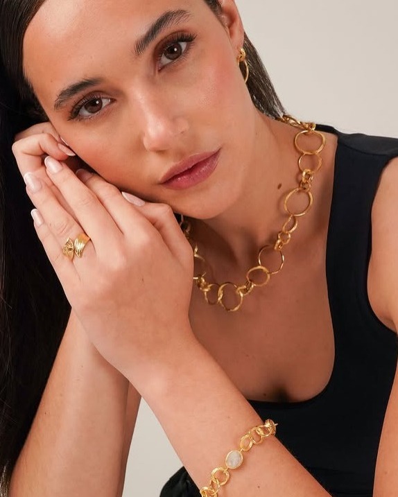 Ontdek de Florence-collectie van Jorge Revilla. Van oorbellen en ringen tot armbanden en halskettingen, elk stuk is vervaardigd van sterling zilver met 18-karaats verguld goud.
#inavanthoog #jorgerevilla #sieraden