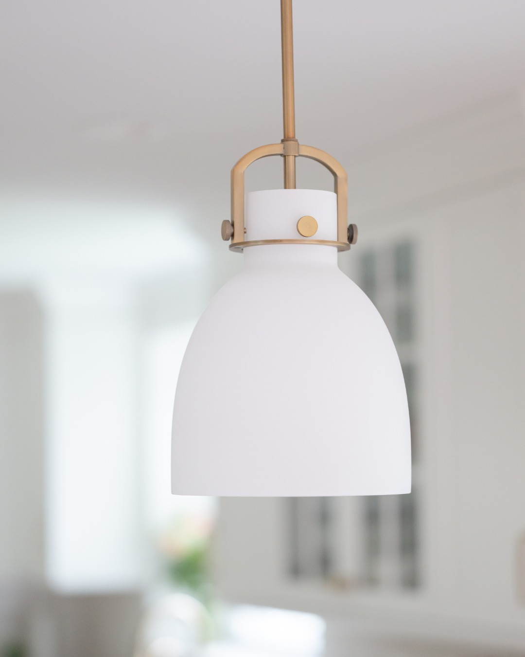 ๐๐ข๐ ๐ก๐ญ๐ข๐ง๐ ๐ญ๐ก๐๐ญ ๐ฆ๐๐ค๐๐ฌ ๐ ๐ฌ๐ญ๐๐ญ๐๐ฆ๐๐ง๐ญ.
Clean lines, warm brass accents, and a design that feels both modern and timeless.
.
.
#LightingDesign #KitchenDetails #ModernClassic