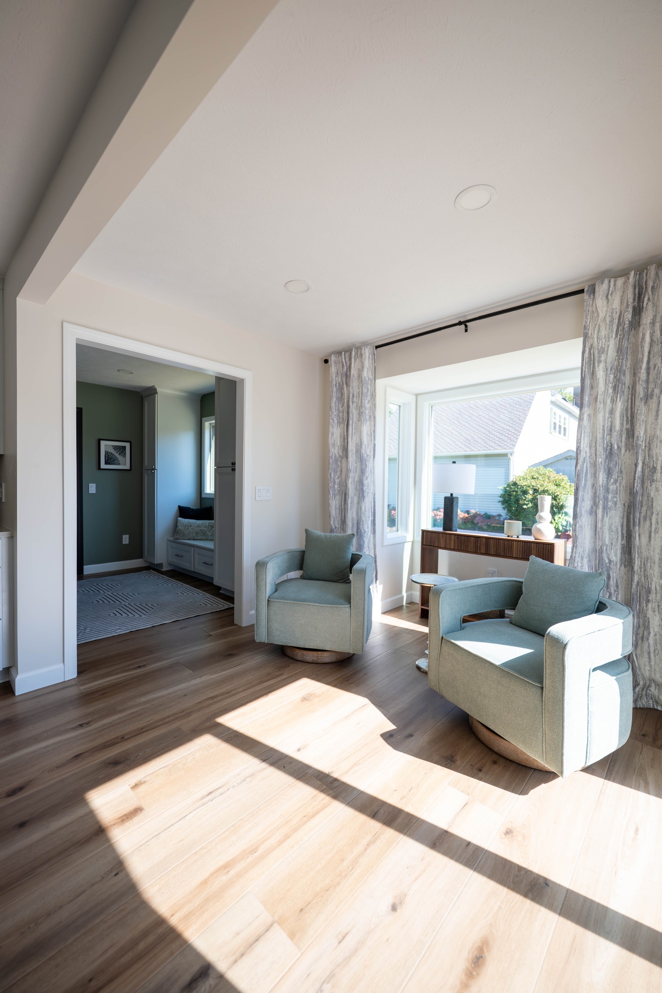 Home trends and uses of space change over time. Kitchens have evolved. ✨
We used to see a lot of eat-in kitchens, back when large multi seat islands weren't as popular. Paired with formal dining rooms, there was lots of opportunity for larger dinner parties on the regular.
Now that oversized islands are the norm, we don't need two additional dining spaces unless you entertain a large number of people often.
More often I've suggested more casual spaces for a comfy morning cup of coffee☕ or evening glass of wine. 🍷
#intentionaldesign #interiordesigner #clevelandohio #clevelanddesigner #clevelandinteriordesign #bestoftheeast2025 #homeremodeling #Kitchenremodeling #kitchendesigner #kitchendesign #designforliving #customhomedesign #customdesign #intentionalspaces #fengshui #relaxinghome